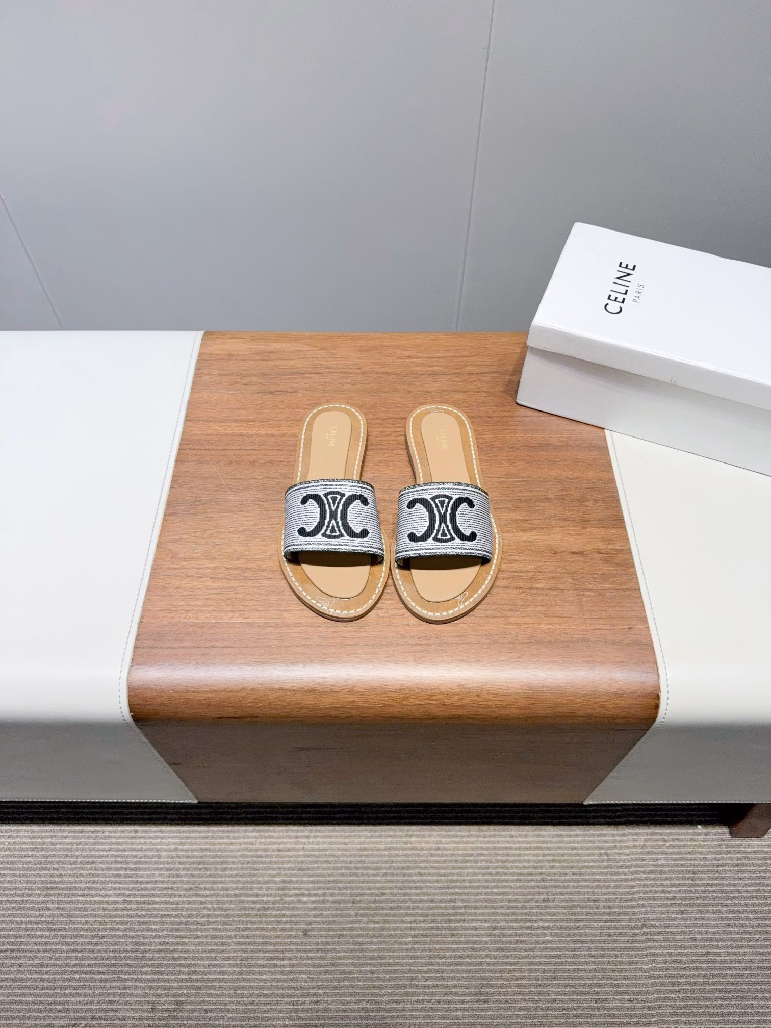 Celine 25ss Spring/Summer New Slippers: Arc de Triomphe British Style flat micro-label SlippersSimple, elegant, fashionable and timeless, it is a classic that never goes out of style in the fashion circle. The retro British style allows you to dress with a different temperament