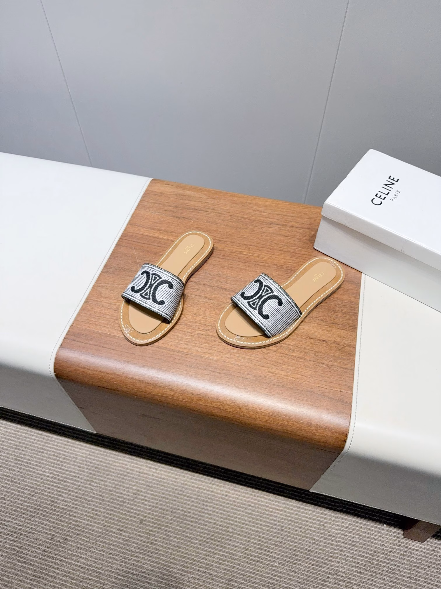 Celine 25ss Spring/Summer New Slippers: Arc de Triomphe British Style flat micro-label SlippersSimple, elegant, fashionable and timeless, it is a classic that never goes out of style in the fashion circle. The retro British style allows you to dress with a different temperament