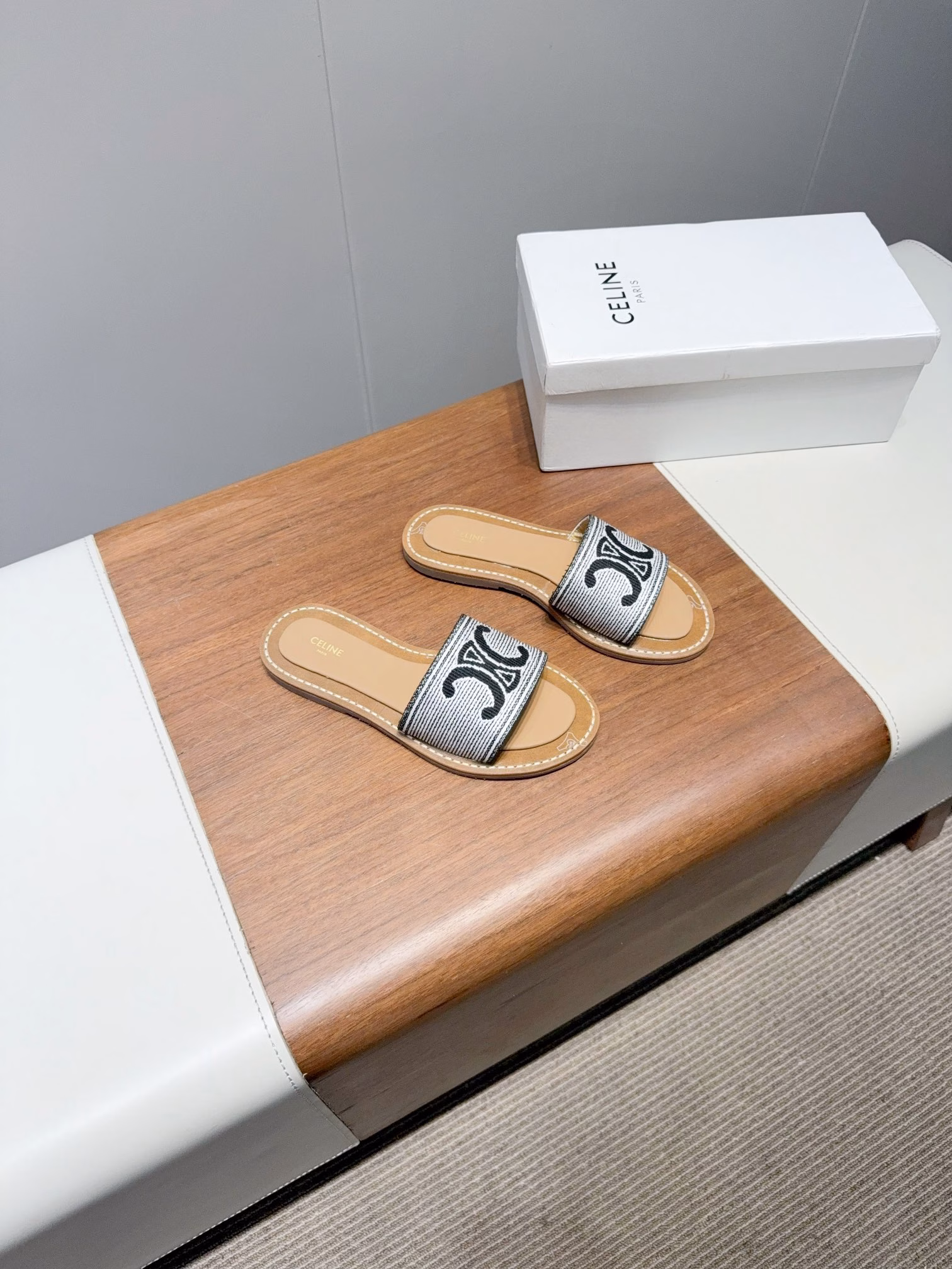 Celine 25ss Spring/Summer New Slippers: Arc de Triomphe British Style flat micro-label SlippersSimple, elegant, fashionable and timeless, it is a classic that never goes out of style in the fashion circle. The retro British style allows you to dress with a different temperament