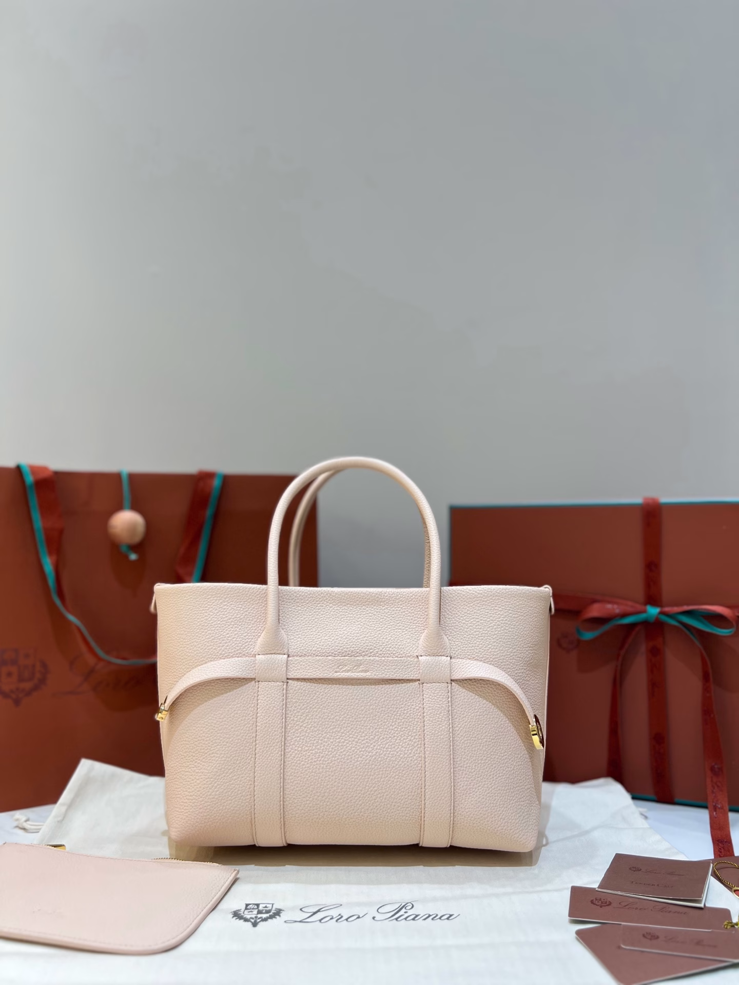 Crafted from fine-grained leather and featuring an ultra-large capacity design, it is an ideal choice for both work and entertainment, with a wide range of uses. The Ghiera clasp creates a unique 
