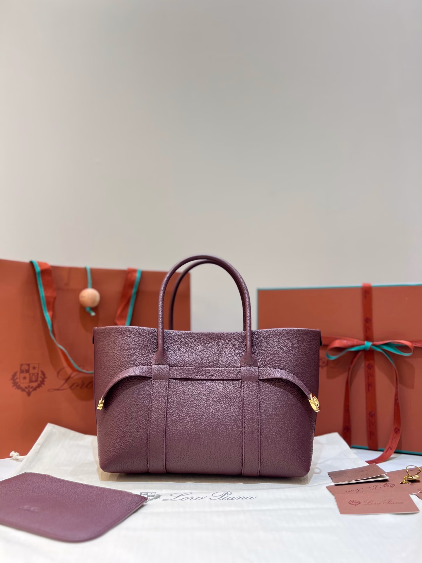 Crafted from fine-grained leather and featuring an ultra-large capacity design, it is an ideal choice for both work and entertainment, with a wide range of uses. The Ghiera clasp creates a unique 