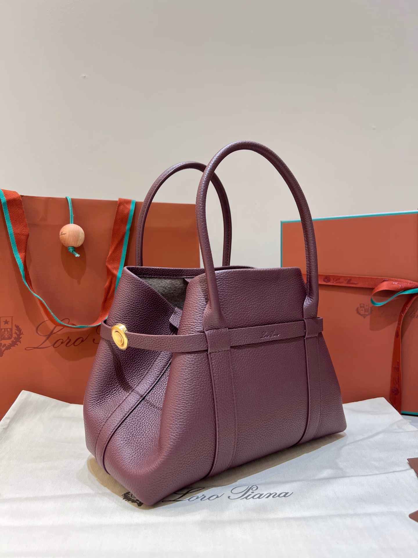 Crafted from fine-grained leather and featuring an ultra-large capacity design, it is an ideal choice for both work and entertainment, with a wide range of uses. The Ghiera clasp creates a unique 