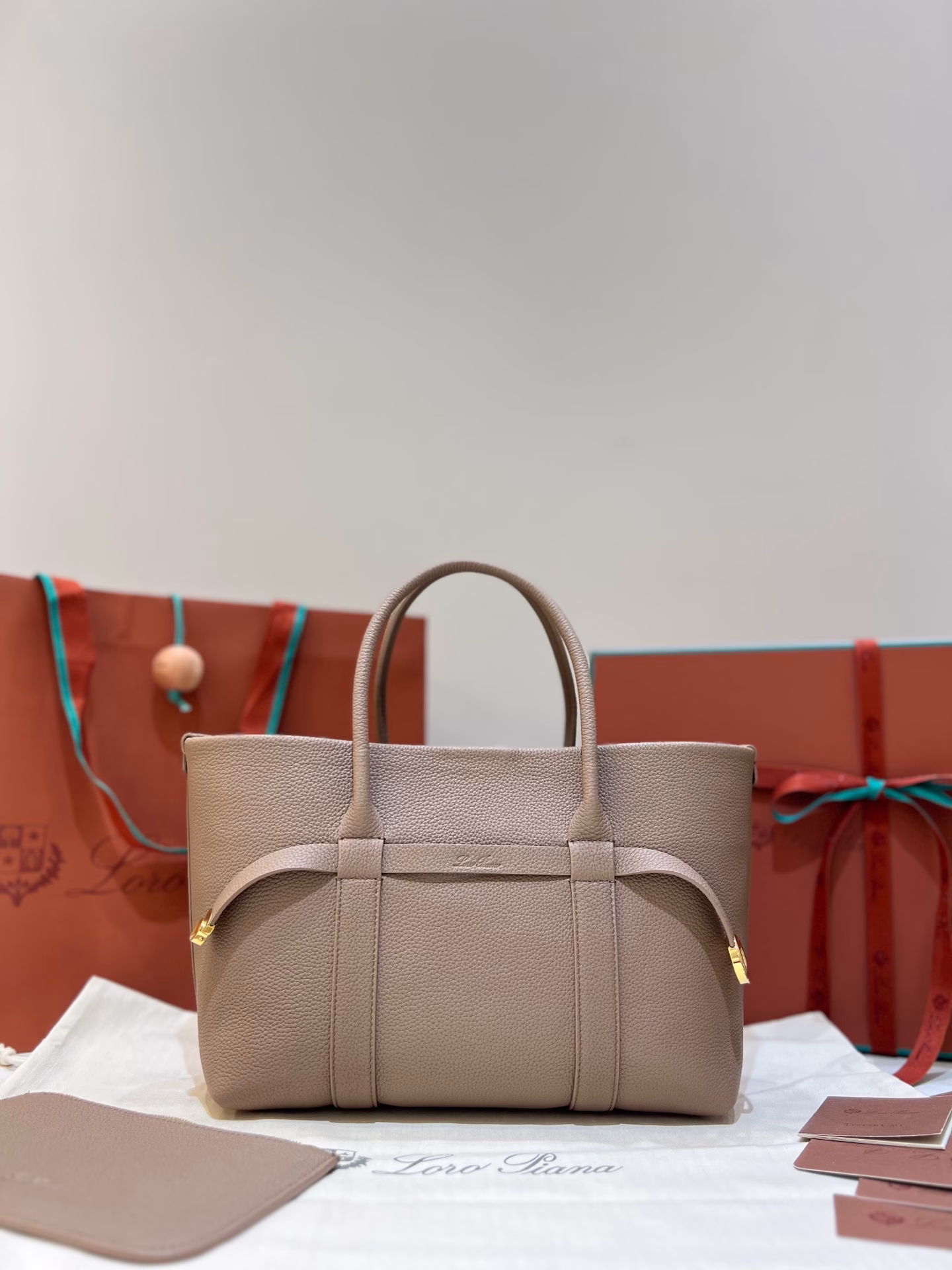 Crafted from fine-grained leather and featuring an ultra-large capacity design, it is an ideal choice for both work and entertainment, with a wide range of uses. The Ghiera clasp creates a unique 