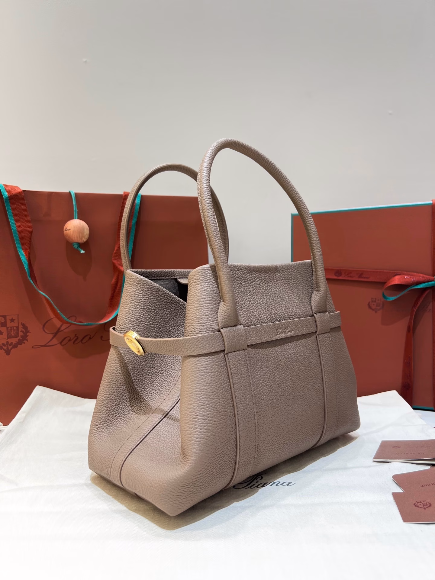 Crafted from fine-grained leather and featuring an ultra-large capacity design, it is an ideal choice for both work and entertainment, with a wide range of uses. The Ghiera clasp creates a unique 