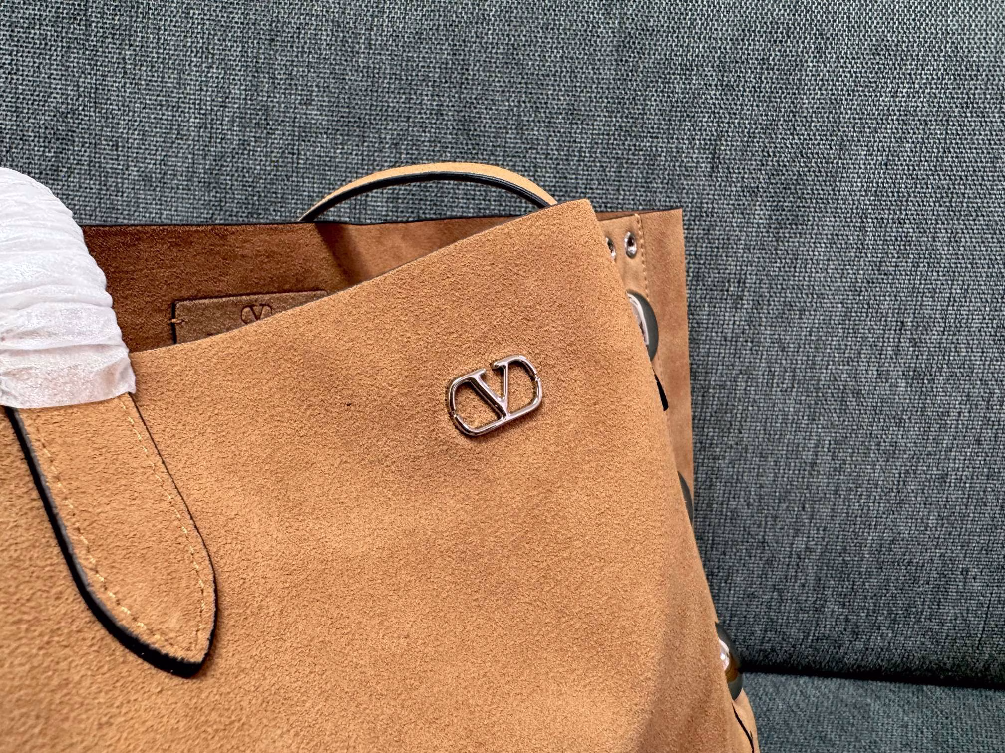VALENTINO 🍃 GARAVANI NELLCOTEMedium-sized tote bag, decorated with spherical rivets and circular hollowed-out decorations. This bag can be carried by hand or comfortably on the shoulder through the handle.Palladium-plated metal accessories