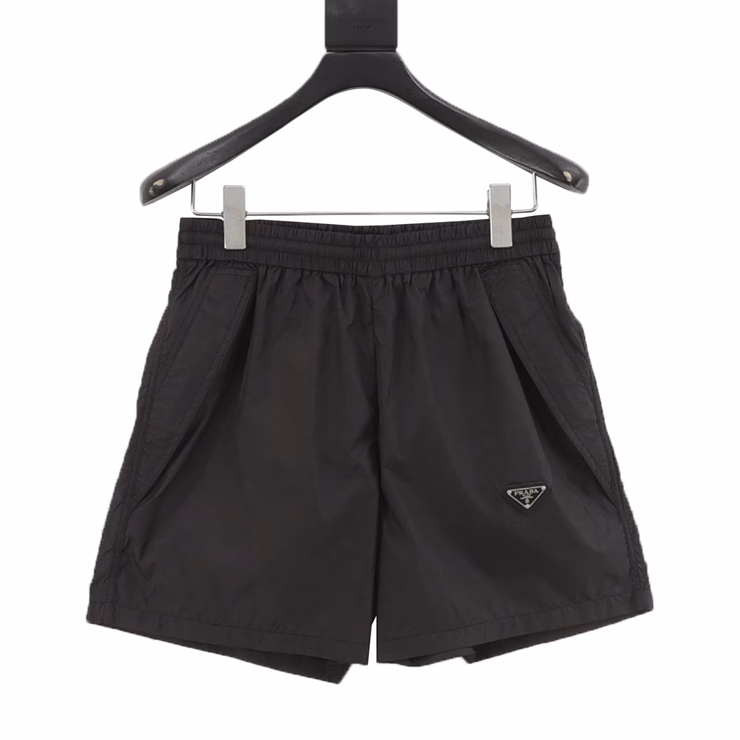 Prada 25ss classic triangular label nylon shortsThis product is made of high-tech nylon waterproof fabric, which is as thin as a cicada's wing, has a smooth texture, and features a metal triangular brand logo nameplate. It is casual, comfortable and of high quality. Highly recommended for purchase
