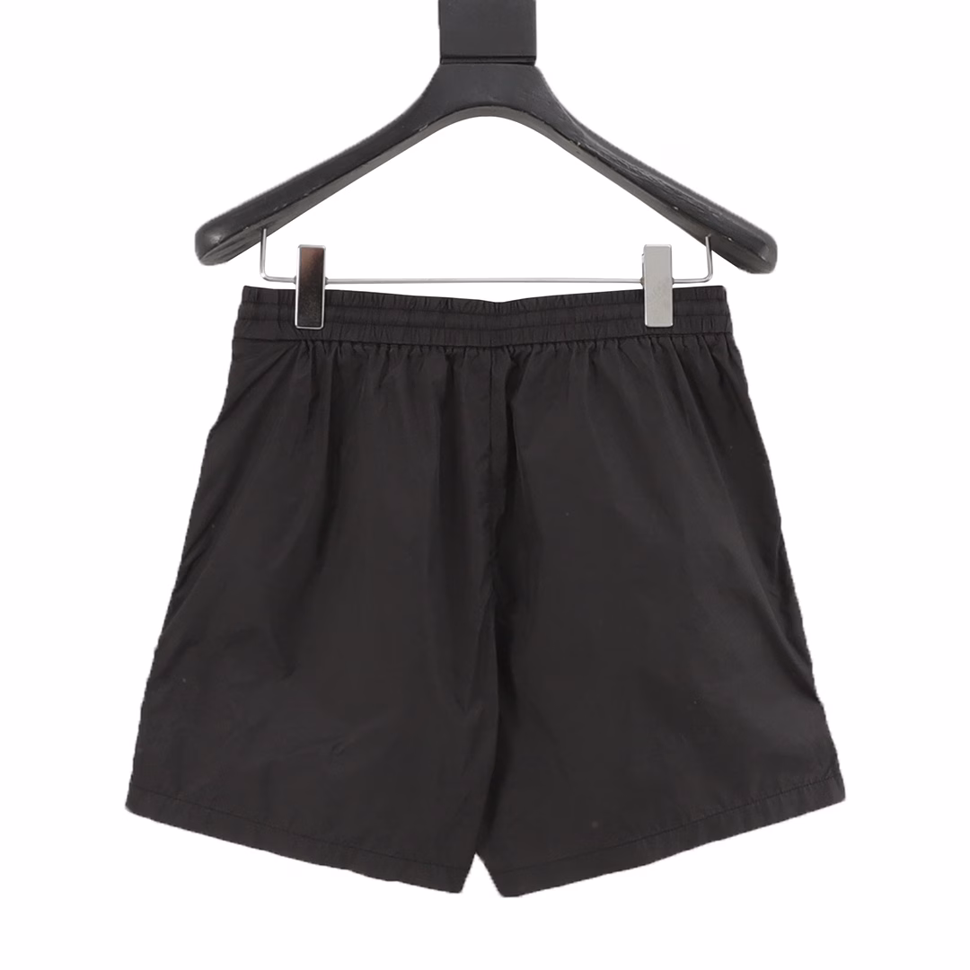 Prada 25ss classic triangular label nylon shortsThis product is made of high-tech nylon waterproof fabric, which is as thin as a cicada's wing, has a smooth texture, and features a metal triangular brand logo nameplate. It is casual, comfortable and of high quality. Highly recommended for purchase