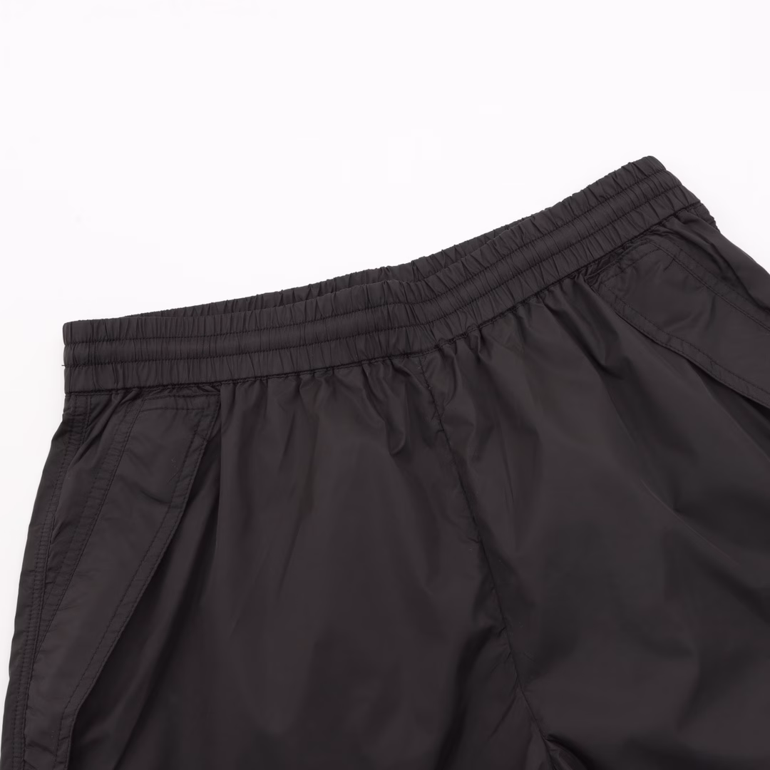 Prada 25ss classic triangular label nylon shortsThis product is made of high-tech nylon waterproof fabric, which is as thin as a cicada's wing, has a smooth texture, and features a metal triangular brand logo nameplate. It is casual, comfortable and of high quality. Highly recommended for purchase