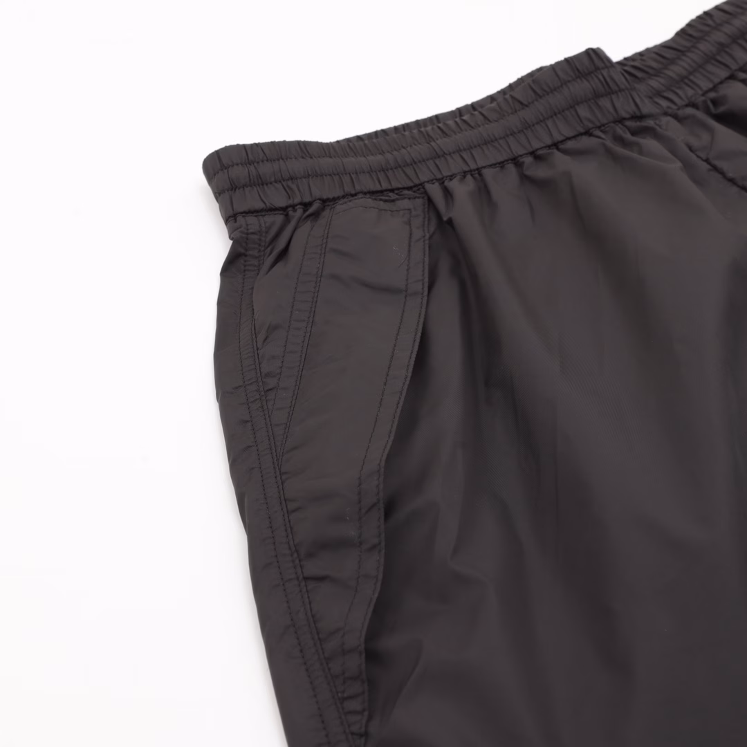 Prada 25ss classic triangular label nylon shortsThis product is made of high-tech nylon waterproof fabric, which is as thin as a cicada's wing, has a smooth texture, and features a metal triangular brand logo nameplate. It is casual, comfortable and of high quality. Highly recommended for purchase