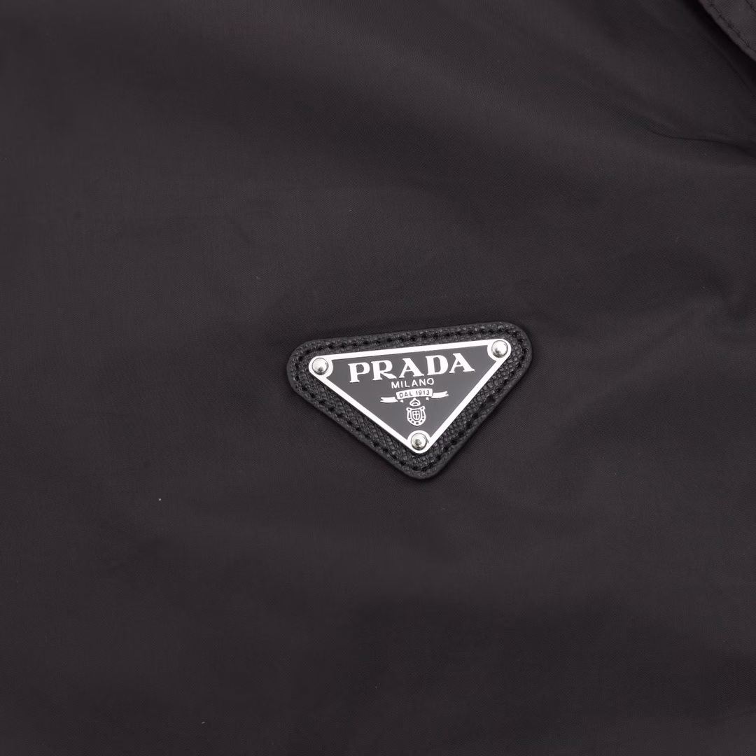 Prada 25ss classic triangular label nylon shortsThis product is made of high-tech nylon waterproof fabric, which is as thin as a cicada's wing, has a smooth texture, and features a metal triangular brand logo nameplate. It is casual, comfortable and of high quality. Highly recommended for purchase