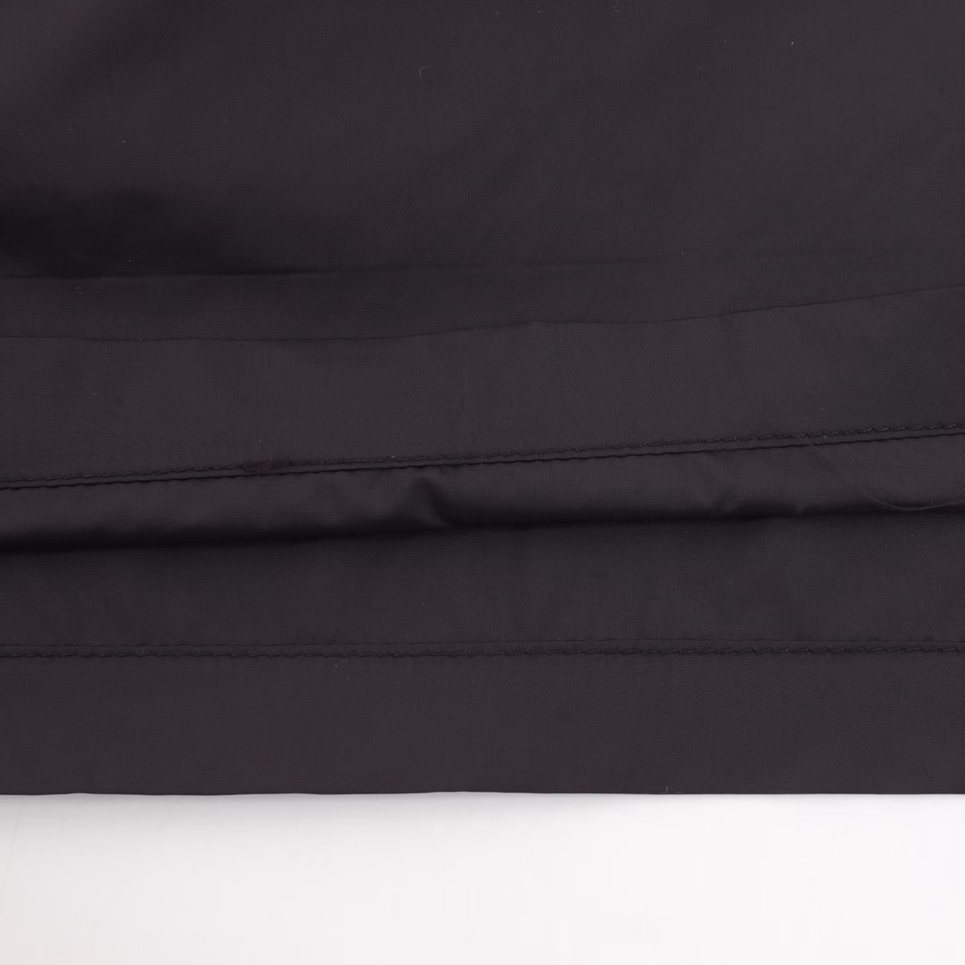 Prada 25ss classic triangular label nylon shortsThis product is made of high-tech nylon waterproof fabric, which is as thin as a cicada's wing, has a smooth texture, and features a metal triangular brand logo nameplate. It is casual, comfortable and of high quality. Highly recommended for purchase