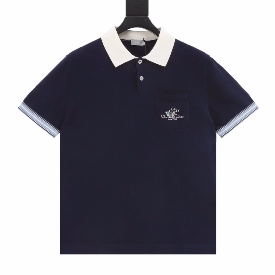 Dior 25ss Lily of the Valley embroidered knitted Polo short sleeveElaborately crafted from blue cotton plain knitted fabric, the chest pocket is decorated with Christian Dior Couture embroidery and embellished with lily of the valley flowers, paying tribute to Mr. Dior's love for flowers. Casual and fashionable, it can be easily matched with all kinds of jeans. Add a haute couture touch to the basic items in your wardrobe.
