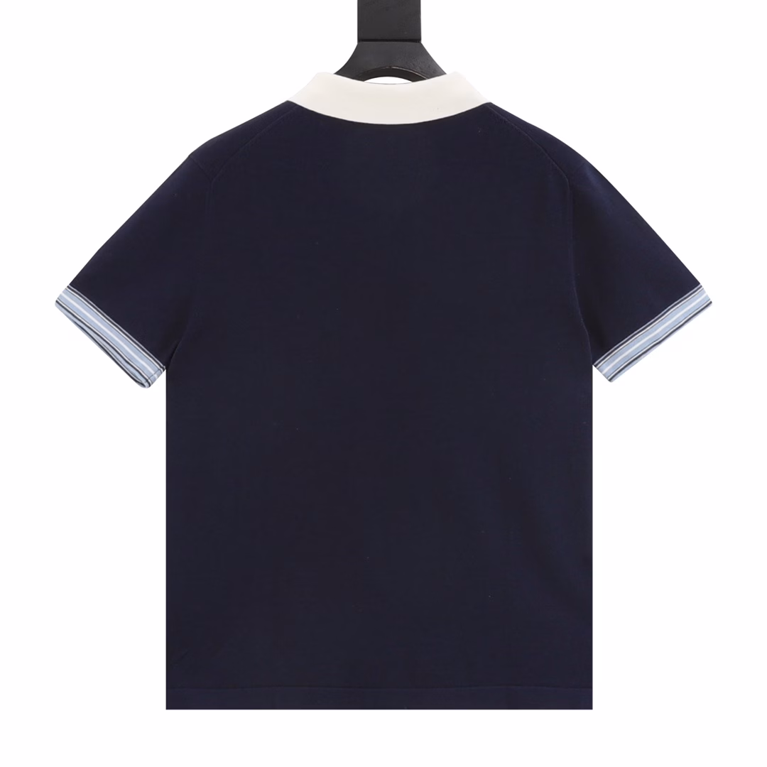 Dior 25ss Lily of the Valley embroidered knitted Polo short sleeveElaborately crafted from blue cotton plain knitted fabric, the chest pocket is decorated with Christian Dior Couture embroidery and embellished with lily of the valley flowers, paying tribute to Mr. Dior's love for flowers. Casual and fashionable, it can be easily matched with all kinds of jeans. Add a haute couture touch to the basic items in your wardrobe.