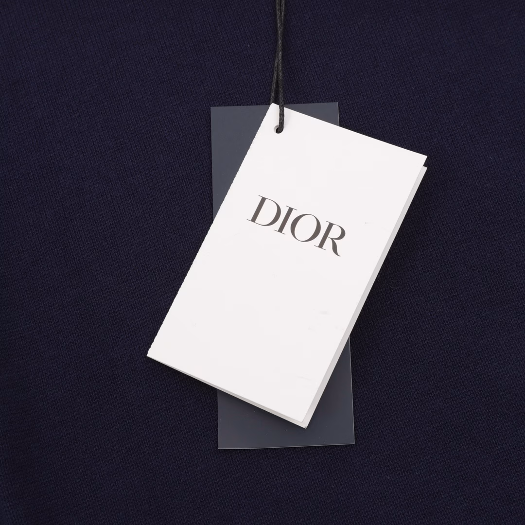 Dior 25ss Lily of the Valley embroidered knitted Polo short sleeveElaborately crafted from blue cotton plain knitted fabric, the chest pocket is decorated with Christian Dior Couture embroidery and embellished with lily of the valley flowers, paying tribute to Mr. Dior's love for flowers. Casual and fashionable, it can be easily matched with all kinds of jeans. Add a haute couture touch to the basic items in your wardrobe.