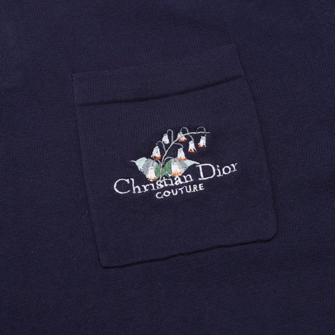 Dior 25ss Lily of the Valley embroidered knitted Polo short sleeveElaborately crafted from blue cotton plain knitted fabric, the chest pocket is decorated with Christian Dior Couture embroidery and embellished with lily of the valley flowers, paying tribute to Mr. Dior's love for flowers. Casual and fashionable, it can be easily matched with all kinds of jeans. Add a haute couture touch to the basic items in your wardrobe.