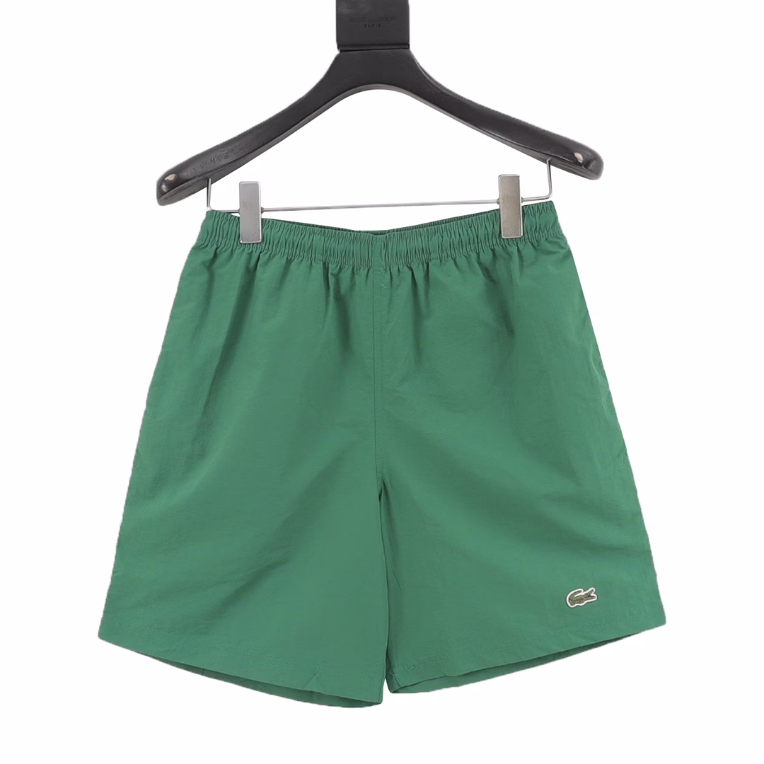 LACOSTE French crocodile solid color small crocodile embroidered drawstring sports shorts, woven fabric comfortable and breathable, custom-woven and custom-dyed drawstring adjustable. The LACOSTE brand combines sports and fashion to create an exquisite and casual lifestyle. 