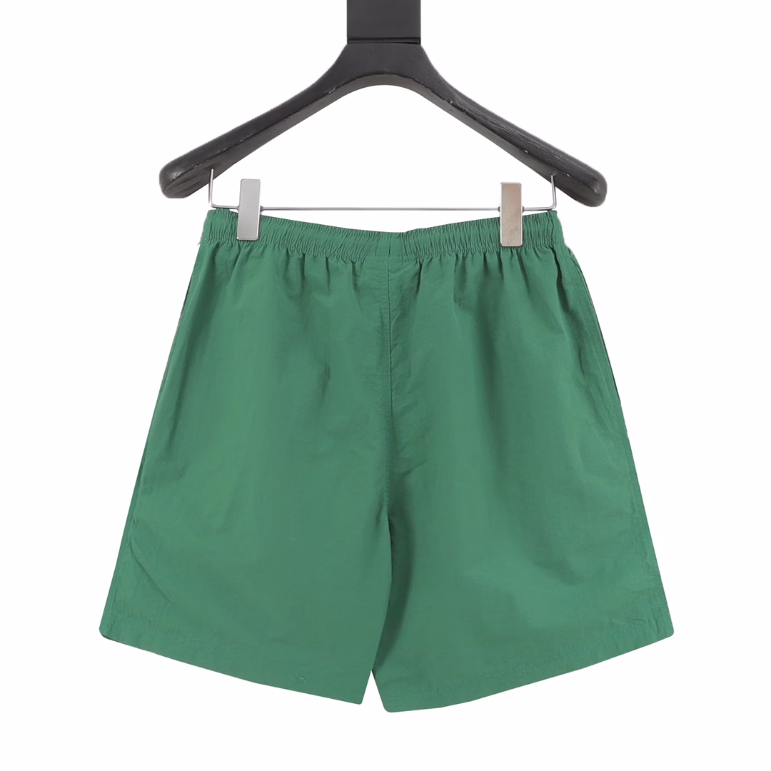 LACOSTE French crocodile solid color small crocodile embroidered drawstring sports shorts, woven fabric comfortable and breathable, custom-woven and custom-dyed drawstring adjustable. The LACOSTE brand combines sports and fashion to create an exquisite and casual lifestyle. 