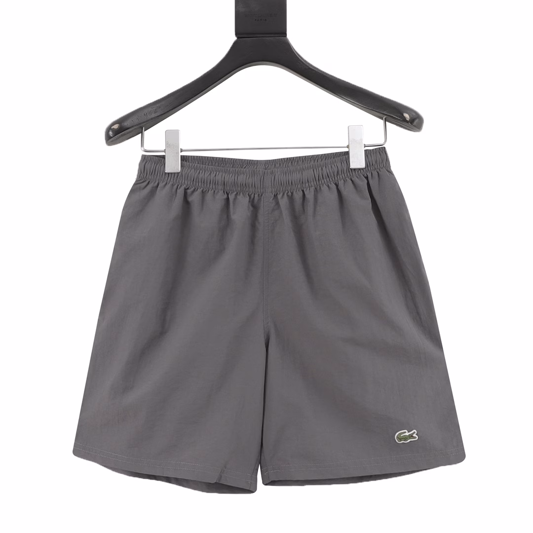 LACOSTE French crocodile solid color small crocodile embroidered drawstring sports shorts, woven fabric comfortable and breathable, custom-woven and custom-dyed drawstring adjustable. The LACOSTE brand combines sports and fashion to create an exquisite and casual lifestyle. 