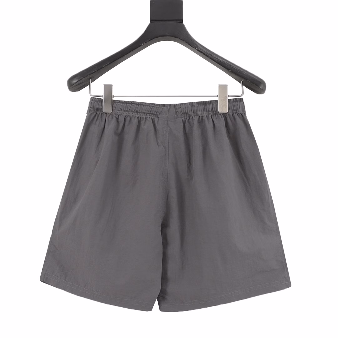 LACOSTE French crocodile solid color small crocodile embroidered drawstring sports shorts, woven fabric comfortable and breathable, custom-woven and custom-dyed drawstring adjustable. The LACOSTE brand combines sports and fashion to create an exquisite and casual lifestyle. 