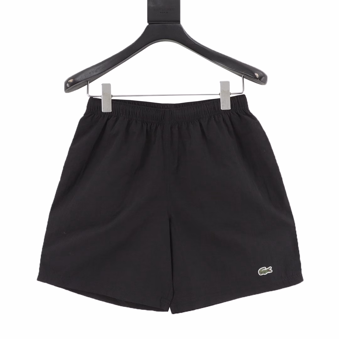 LACOSTE French crocodile solid color small crocodile embroidered drawstring sports shorts, woven fabric comfortable and breathable, custom-woven and custom-dyed drawstring adjustable. The LACOSTE brand combines sports and fashion to create an exquisite and casual lifestyle. 