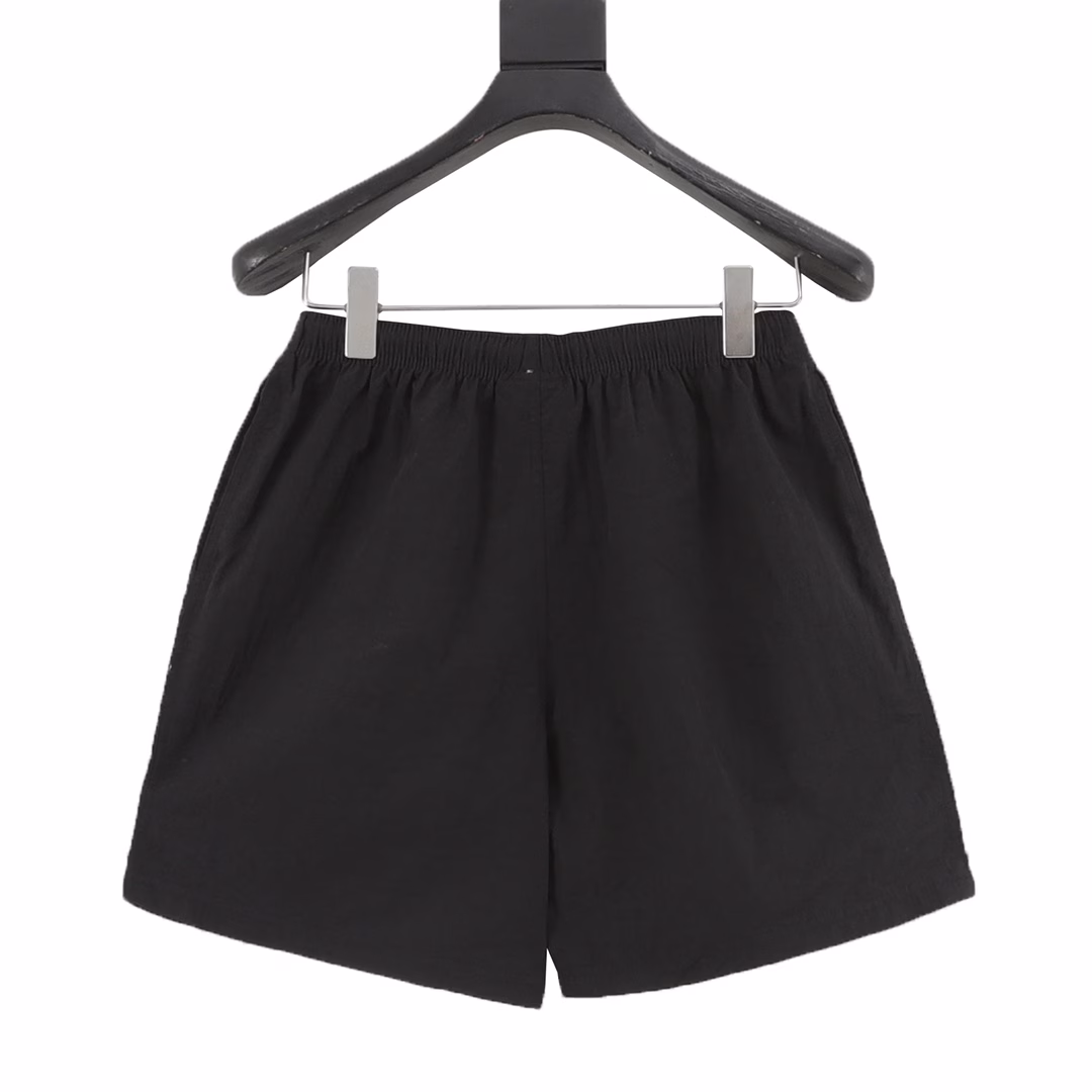 LACOSTE French crocodile solid color small crocodile embroidered drawstring sports shorts, woven fabric comfortable and breathable, custom-woven and custom-dyed drawstring adjustable. The LACOSTE brand combines sports and fashion to create an exquisite and casual lifestyle. 