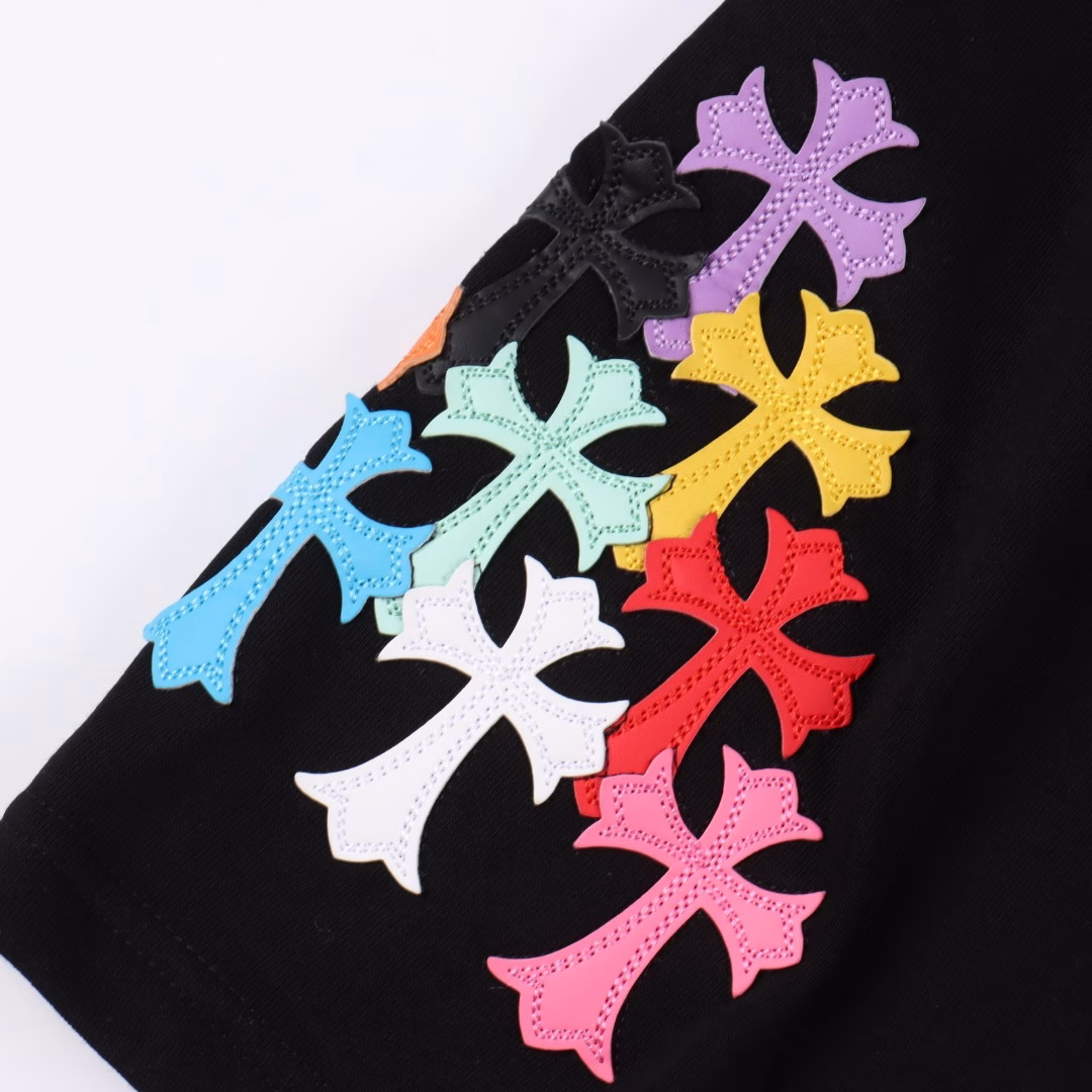 Chrome Hearts CH 25ss embroidered seven-color leather label shortsHand-cranking CUSTOM leather label ➕ Sanskrit embroidery pocket zipper designThe design of the elastic waist and drawstring waistband ensures a comfortable fit. The custom-made fabric has a loose fit