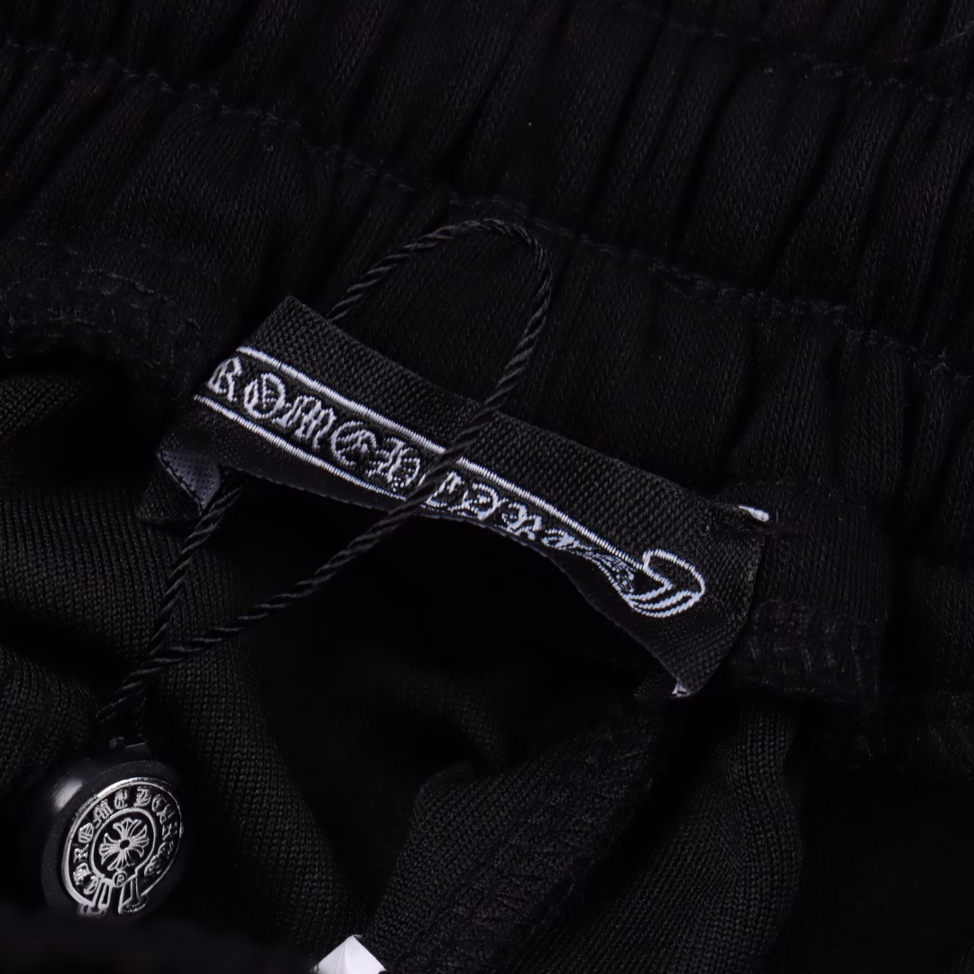 Chrome Hearts CH 25ss embroidered seven-color leather label shortsHand-cranking CUSTOM leather label ➕ Sanskrit embroidery pocket zipper designThe design of the elastic waist and drawstring waistband ensures a comfortable fit. The custom-made fabric has a loose fit