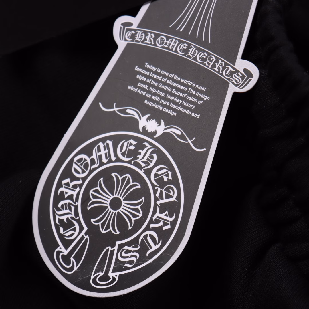 Chrome Hearts CH 25ss embroidered seven-color leather label shortsHand-cranking CUSTOM leather label ➕ Sanskrit embroidery pocket zipper designThe design of the elastic waist and drawstring waistband ensures a comfortable fit. The custom-made fabric has a loose fit