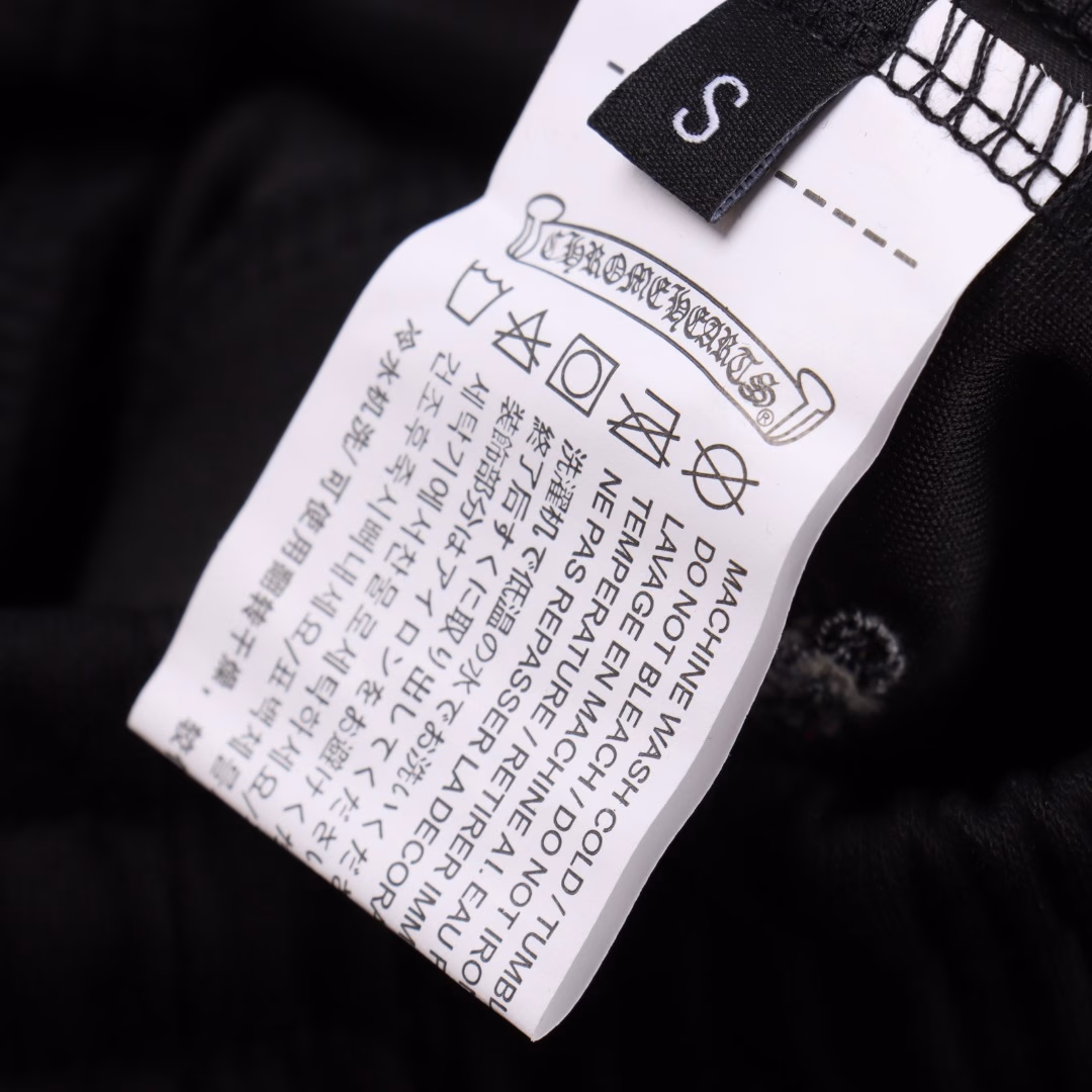 Chrome Hearts embroidered white label Sanskrit shortsHand-cranking CUSTOM leather label ➕ Sanskrit embroidery pocket zipper designThe design of the elastic waist and drawstring waistband ensures a comfortable fit. The custom-made fabric has a loose fit