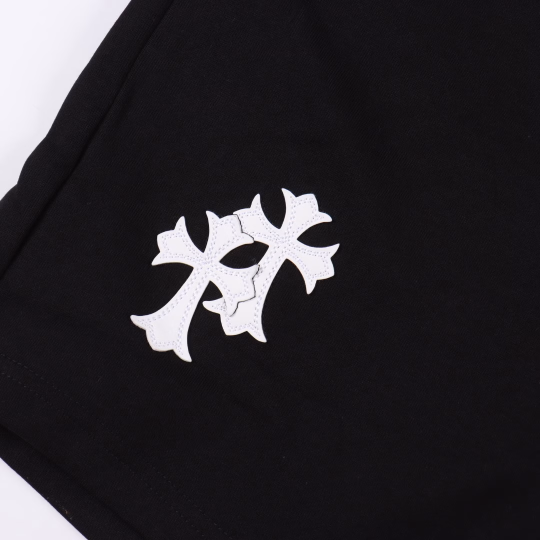 Chrome Hearts embroidered white label Sanskrit shortsHand-cranking CUSTOM leather label ➕ Sanskrit embroidery pocket zipper designThe design of the elastic waist and drawstring waistband ensures a comfortable fit. The custom-made fabric has a loose fit