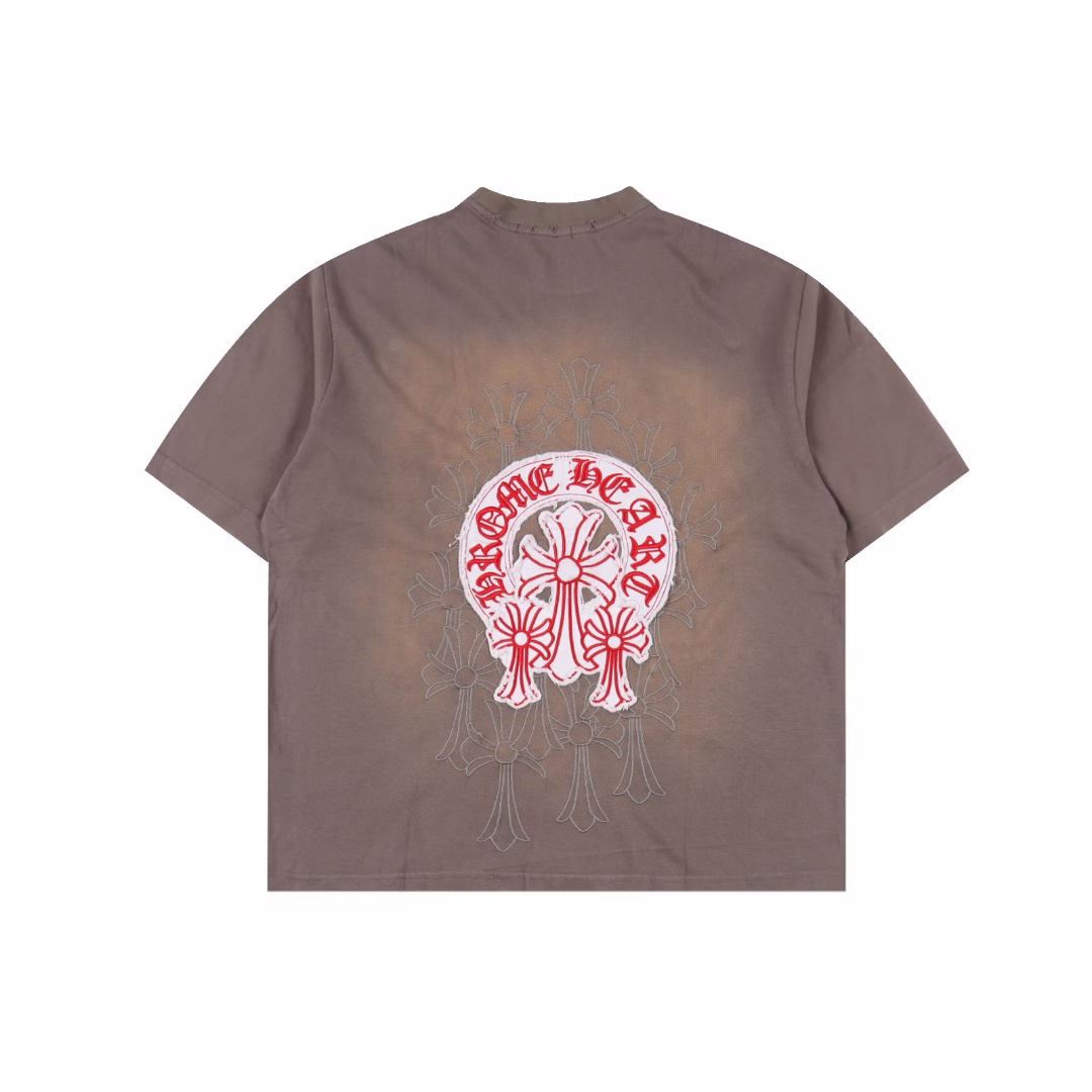 ChromeHearts 25ss Red Label Cross applied-embroidered washed perforated short-sleeved T-shirtThe private custom-made collection for the runway show features a full set of aged laser embossed custom-made 300g double-gauze fabricThe American-style acid-washed aged original fabric is laser-burned and embroidered with applioned fabric on the back. The letter embroidery makes it very comfortable to wearIt is low-key yet luxurious, looking very classy when worn. After heavy washing, the clothes are very soft and not picky about the wearerThe upper body is absolutely stylish and extremely luxurious. The original mold has passed the appraisal and the label is received100% silk washed water label original version tag with hanging rope sleeve hole alignment techniqueThe OS's loose and off-the-shoulder design makes it easy for any body type to wear