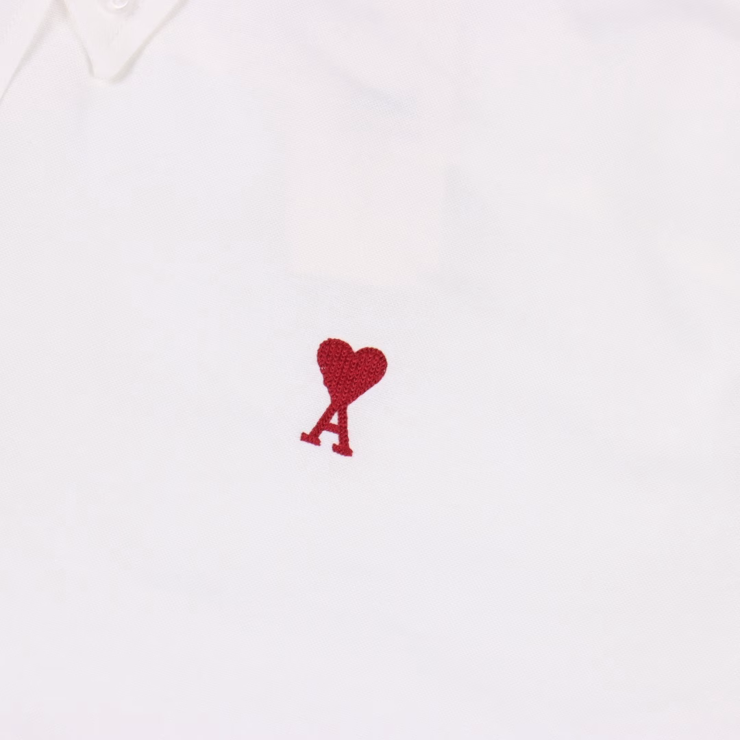 Ami Paris heart-embroidered box-shaped short-sleeved shirtCustomized luxurious Oxford fabric, featuring imported machine embroidery techniques, advanced computer control systems and precise mechanical components, achieves Ami heart-shaped embroidery operations. With high precision, smooth and fine lines, the fabric has been washed, providing a better hand feel and texture. It is not prone to deformation, shrinkage or fading, maintaining a long-lasting beauty. Customized buttons, logos, and loose patterns are available