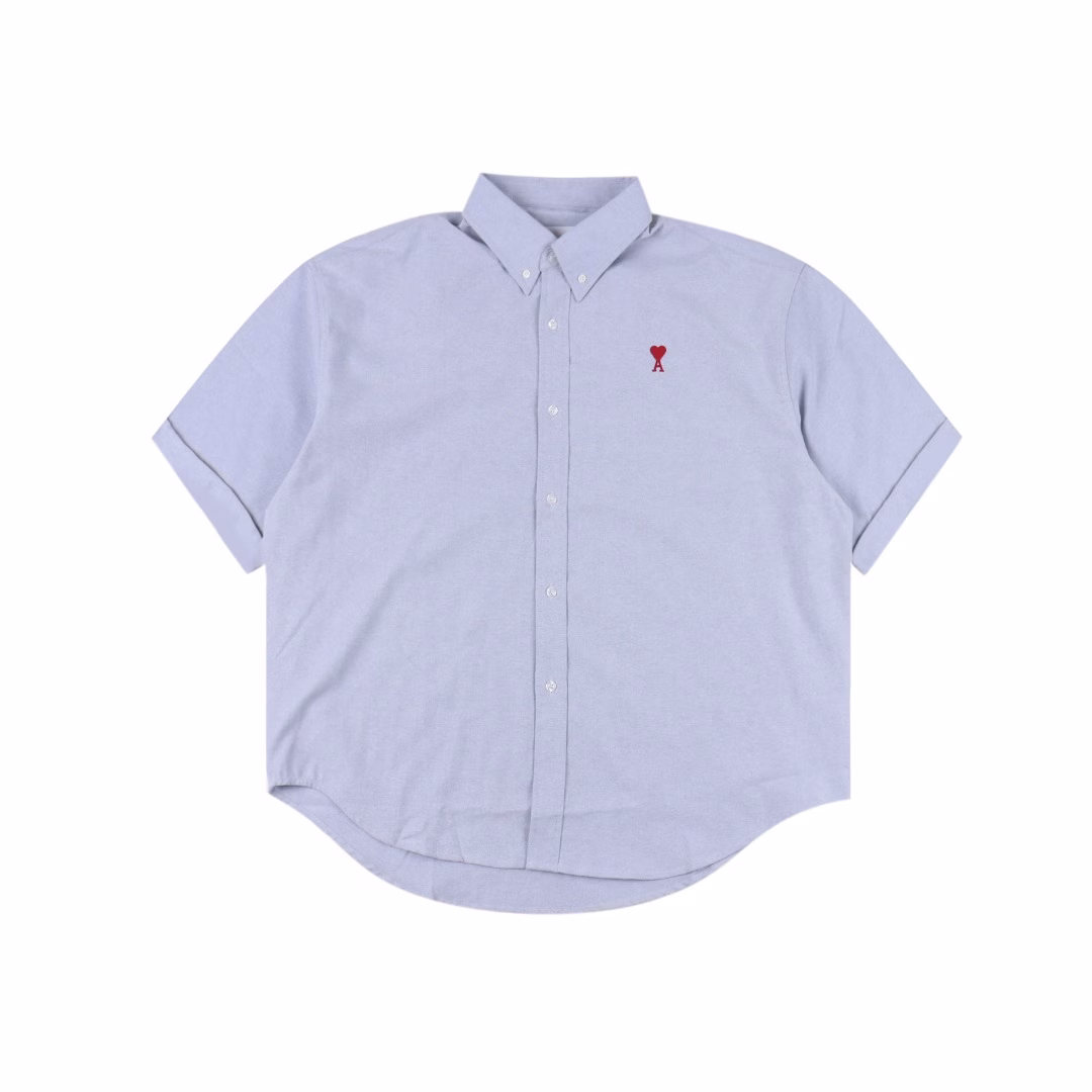 Ami Paris heart-embroidered box-shaped short-sleeved shirtCustomized luxurious Oxford fabric, featuring imported machine embroidery techniques, advanced computer control systems and precise mechanical components, achieves Ami heart-shaped embroidery operations. With high precision, smooth and fine lines, the fabric has been washed, providing a better hand feel and texture. It is not prone to deformation, shrinkage or fading, maintaining a long-lasting beauty. Customized buttons, logos, and loose patterns are available
