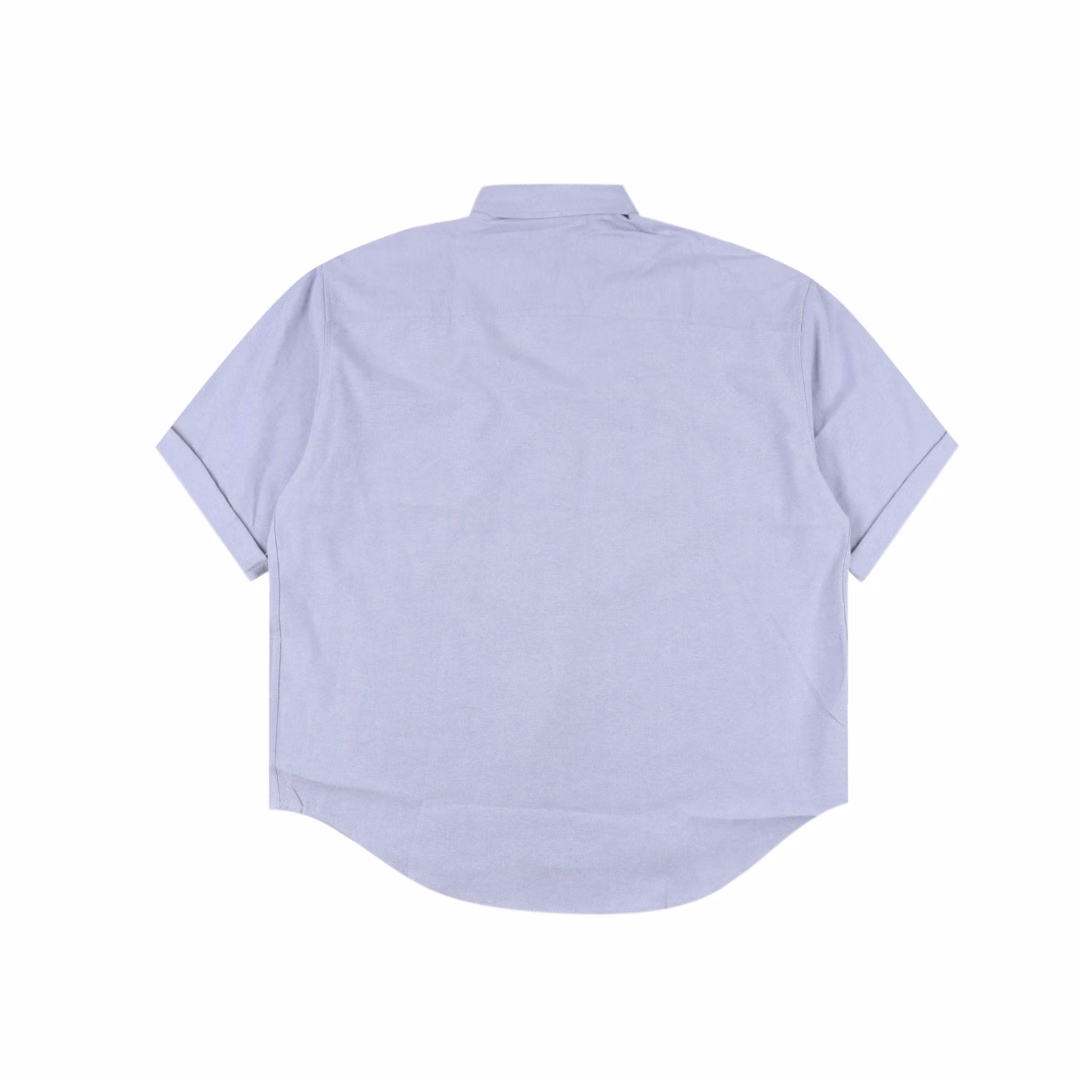 Ami Paris heart-embroidered box-shaped short-sleeved shirtCustomized luxurious Oxford fabric, featuring imported machine embroidery techniques, advanced computer control systems and precise mechanical components, achieves Ami heart-shaped embroidery operations. With high precision, smooth and fine lines, the fabric has been washed, providing a better hand feel and texture. It is not prone to deformation, shrinkage or fading, maintaining a long-lasting beauty. Customized buttons, logos, and loose patterns are available