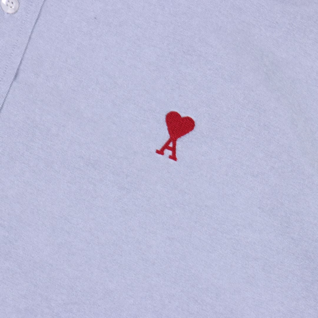 Ami Paris heart-embroidered box-shaped short-sleeved shirtCustomized luxurious Oxford fabric, featuring imported machine embroidery techniques, advanced computer control systems and precise mechanical components, achieves Ami heart-shaped embroidery operations. With high precision, smooth and fine lines, the fabric has been washed, providing a better hand feel and texture. It is not prone to deformation, shrinkage or fading, maintaining a long-lasting beauty. Customized buttons, logos, and loose patterns are available