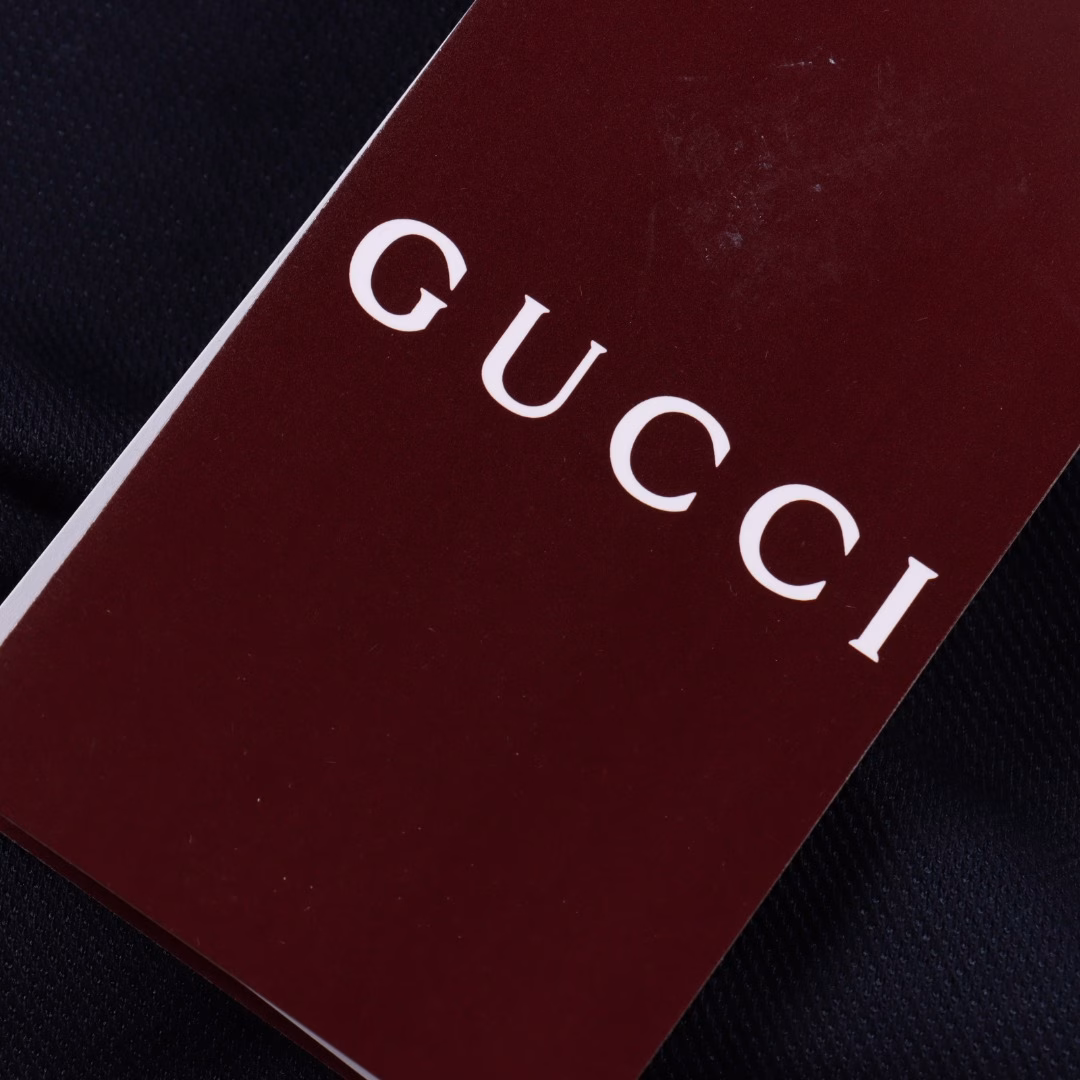 Gucci GUC pocket webbing logo short-sleeved POLO shirtCustomized triangular bead layer elegant bead cotton, pocket embossing forms a three-dimensional concave-convex pattern. The fabric has been washed to have a better hand feel and texture, is not easy to deform, shrink or fade, and maintains a long-lasting beauty. Customized accessories, loose fit