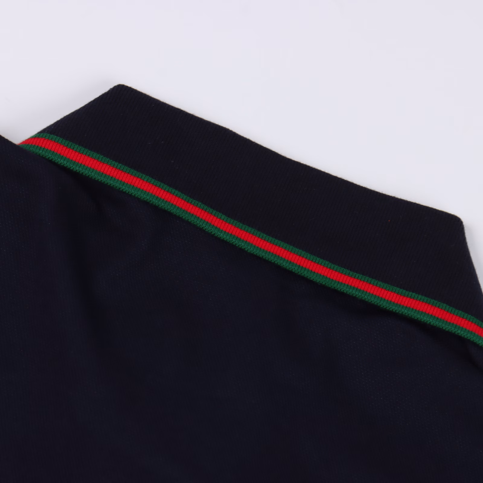 Gucci GUC pocket webbing logo short-sleeved POLO shirtCustomized triangular bead layer elegant bead cotton, pocket embossing forms a three-dimensional concave-convex pattern. The fabric has been washed to have a better hand feel and texture, is not easy to deform, shrink or fade, and maintains a long-lasting beauty. Customized accessories, loose fit