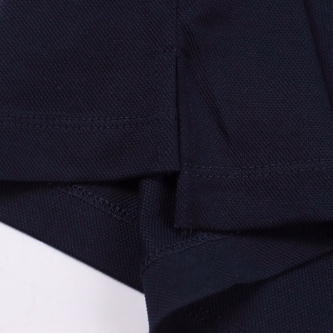 Gucci GUC pocket webbing logo short-sleeved POLO shirtCustomized triangular bead layer elegant bead cotton, pocket embossing forms a three-dimensional concave-convex pattern. The fabric has been washed to have a better hand feel and texture, is not easy to deform, shrink or fade, and maintains a long-lasting beauty. Customized accessories, loose fit