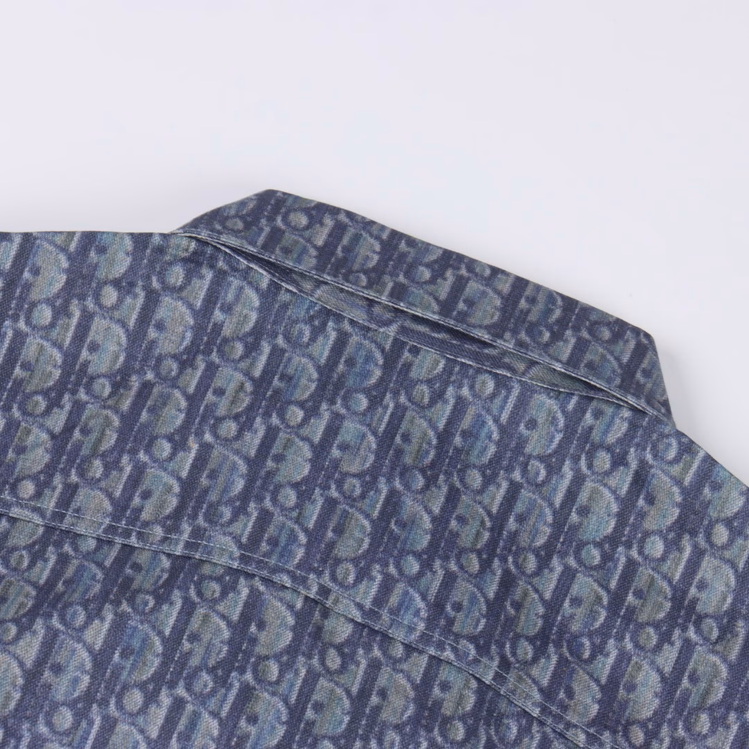 Dior CD twill full print short-sleeved shirtGenuine 20553 purchase, custom-made 10*10 textured cotton fabric (differentiated from market fabrics), fabric printing, positioning cutting bed, custom-made 1:1 I-shaped buckle, custom-made 1:1 logo, loose fit