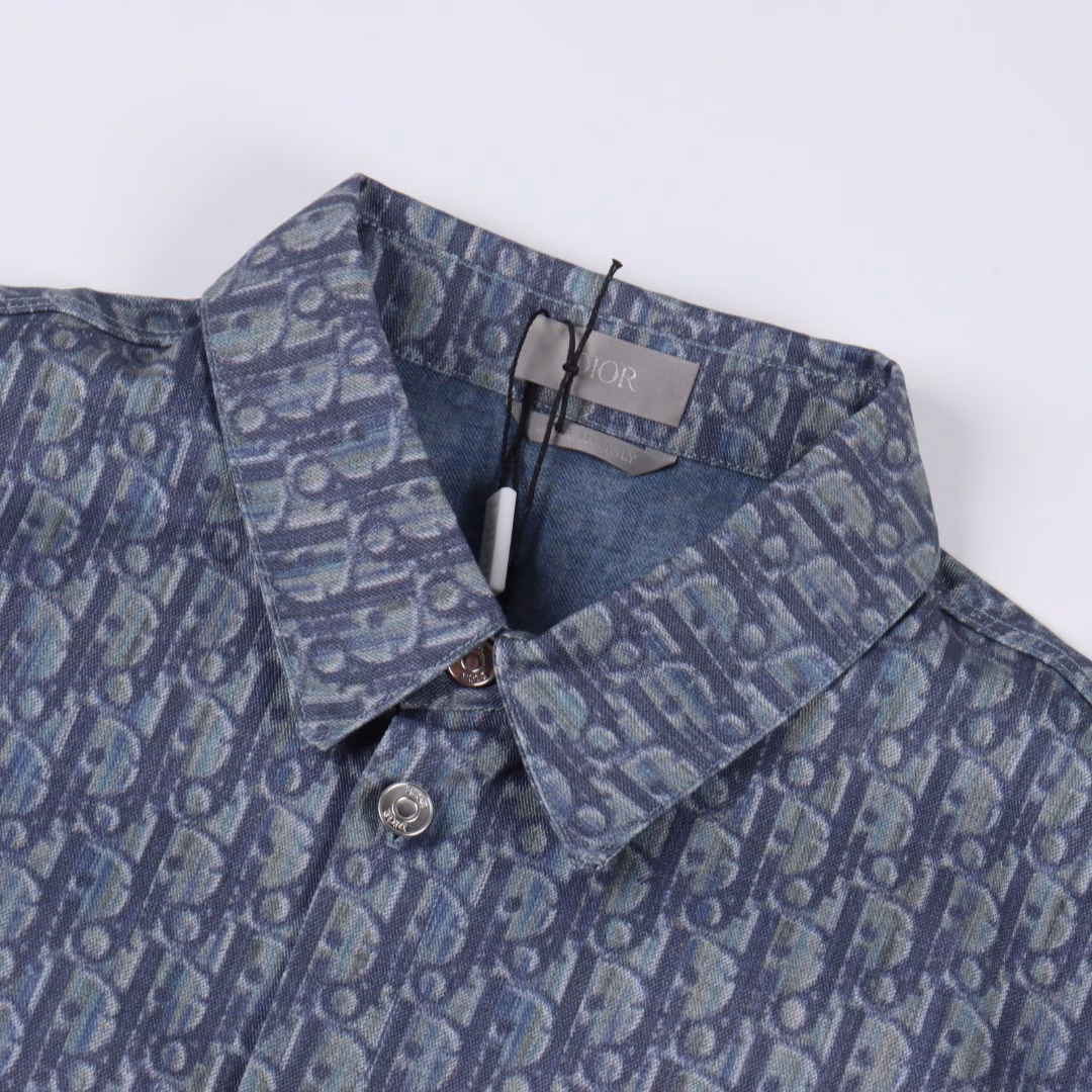 Dior CD twill full print short-sleeved shirtGenuine 20553 purchase, custom-made 10*10 textured cotton fabric (differentiated from market fabrics), fabric printing, positioning cutting bed, custom-made 1:1 I-shaped buckle, custom-made 1:1 logo, loose fit