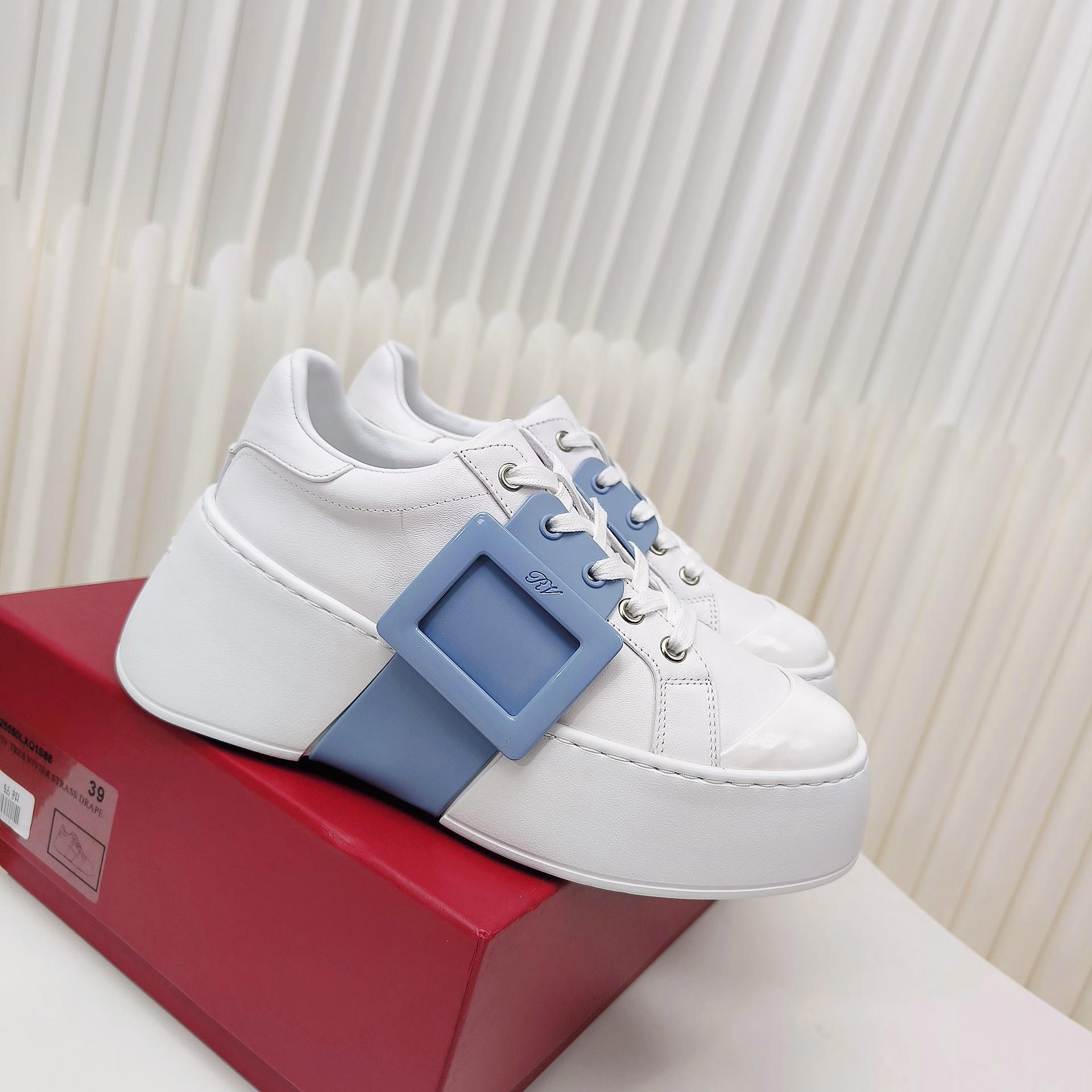 Roger vivier's casual diamond-buckle height-increasing white sneakers are hereEveryone JUST WAIT for a HIT 😍 Original MOLD 😛 The one that comes late will never be bad 🤗Viv Skate whole leather sneakers are both casual and fashionable, with imported original Napa leather on the upper, sutured lacquer leather on the toe, and the buckles decorated with brand diamond buckles, easily adding a touch of style to the elegant urban look! Thickened outsole is a magic tool for height increase and leg slimming!