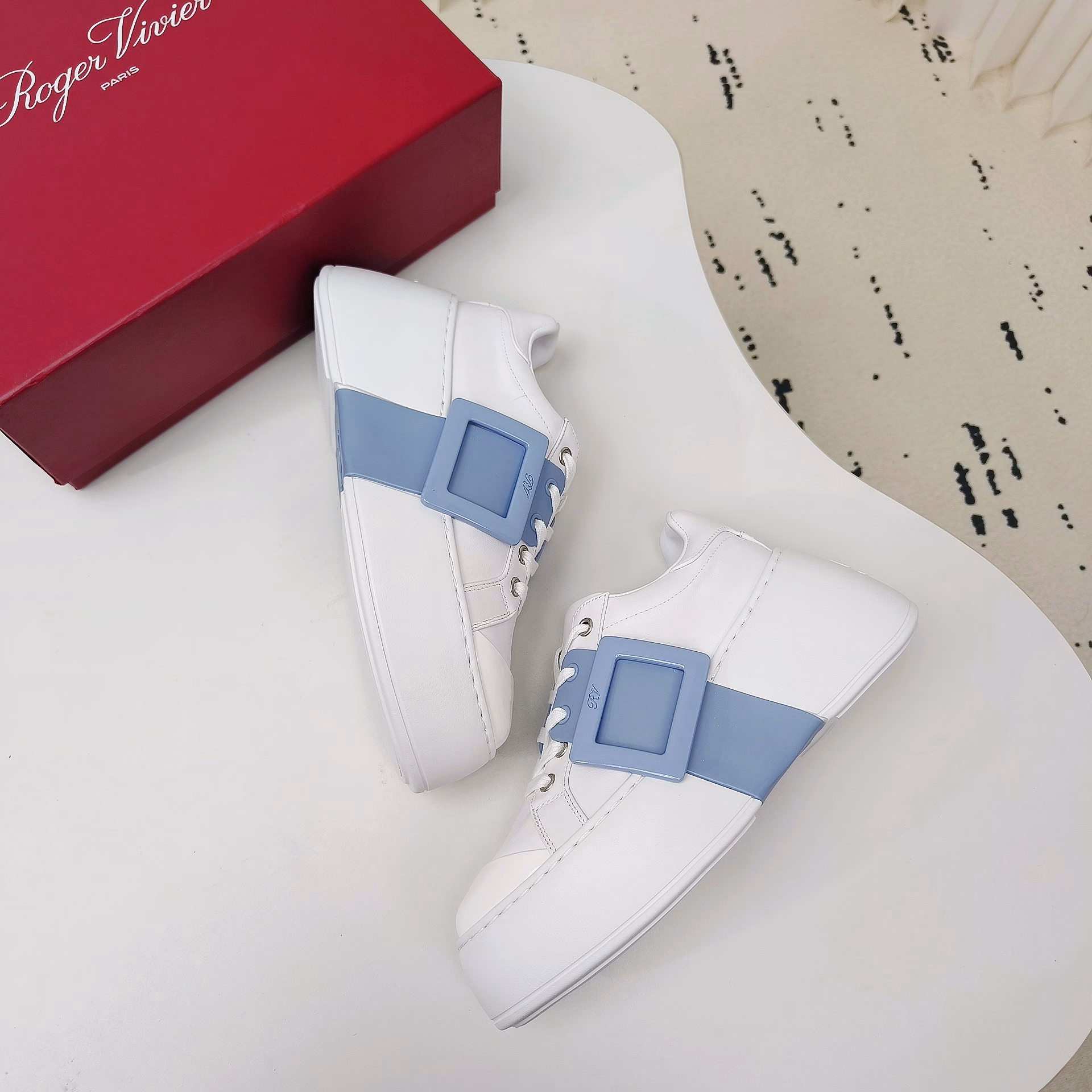 Roger vivier's casual diamond-buckle height-increasing white sneakers are hereEveryone JUST WAIT for a HIT 😍 Original MOLD 😛 The one that comes late will never be bad 🤗Viv Skate whole leather sneakers are both casual and fashionable, with imported original Napa leather on the upper, sutured lacquer leather on the toe, and the buckles decorated with brand diamond buckles, easily adding a touch of style to the elegant urban look! Thickened outsole is a magic tool for height increase and leg slimming!