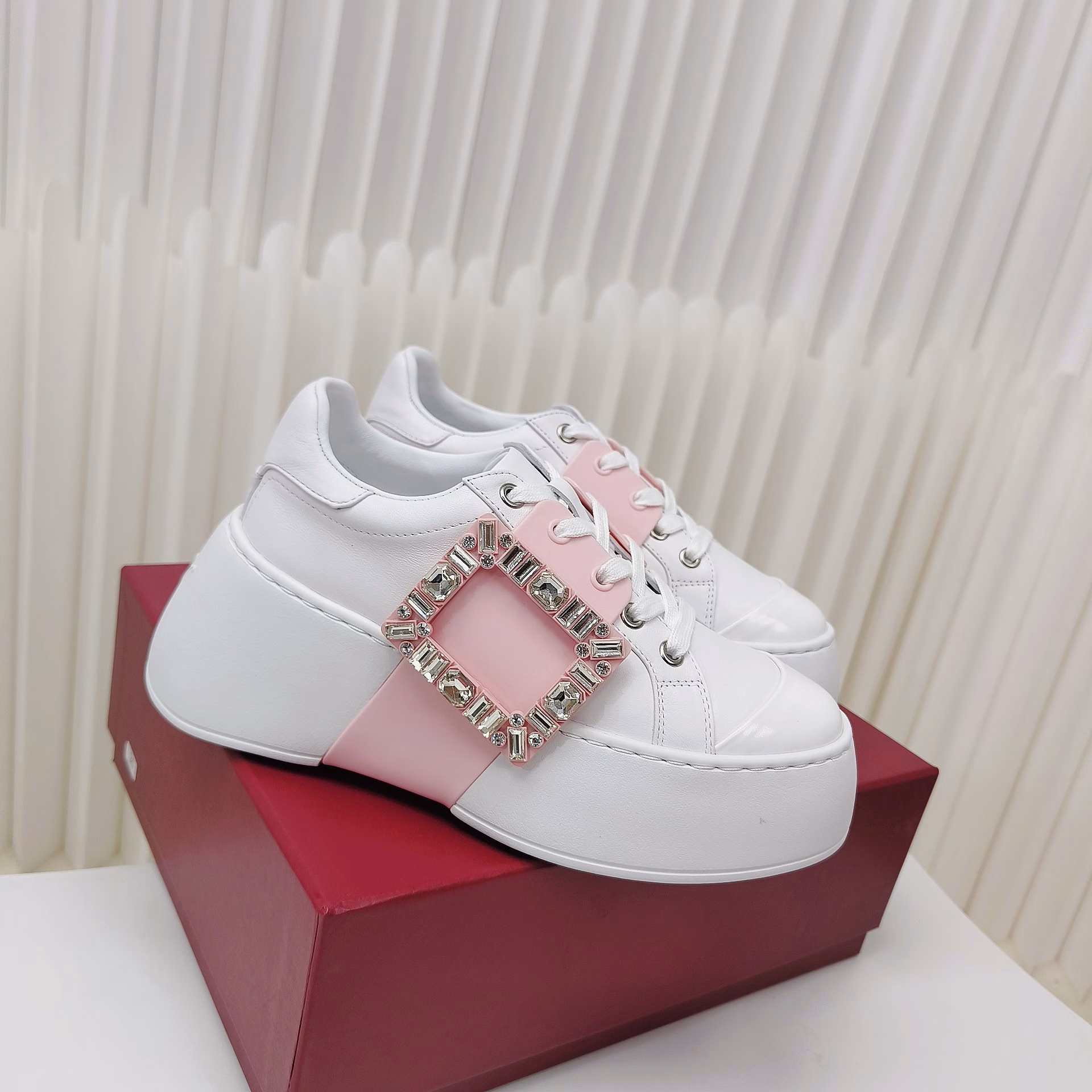 Roger vivier's casual diamond-buckle height-increasing white sneakers are hereEveryone JUST WAIT for a HIT 😍 Original MOLD 😛 The one that comes late will never be bad 🤗Viv Skate whole leather sneakers are both casual and fashionable, with imported original Napa leather on the upper, sutured lacquer leather on the toe, and the buckles decorated with brand diamond buckles, easily adding a touch of style to the elegant urban look! Thickened outsole is a magic tool for height increase and leg slimming!
