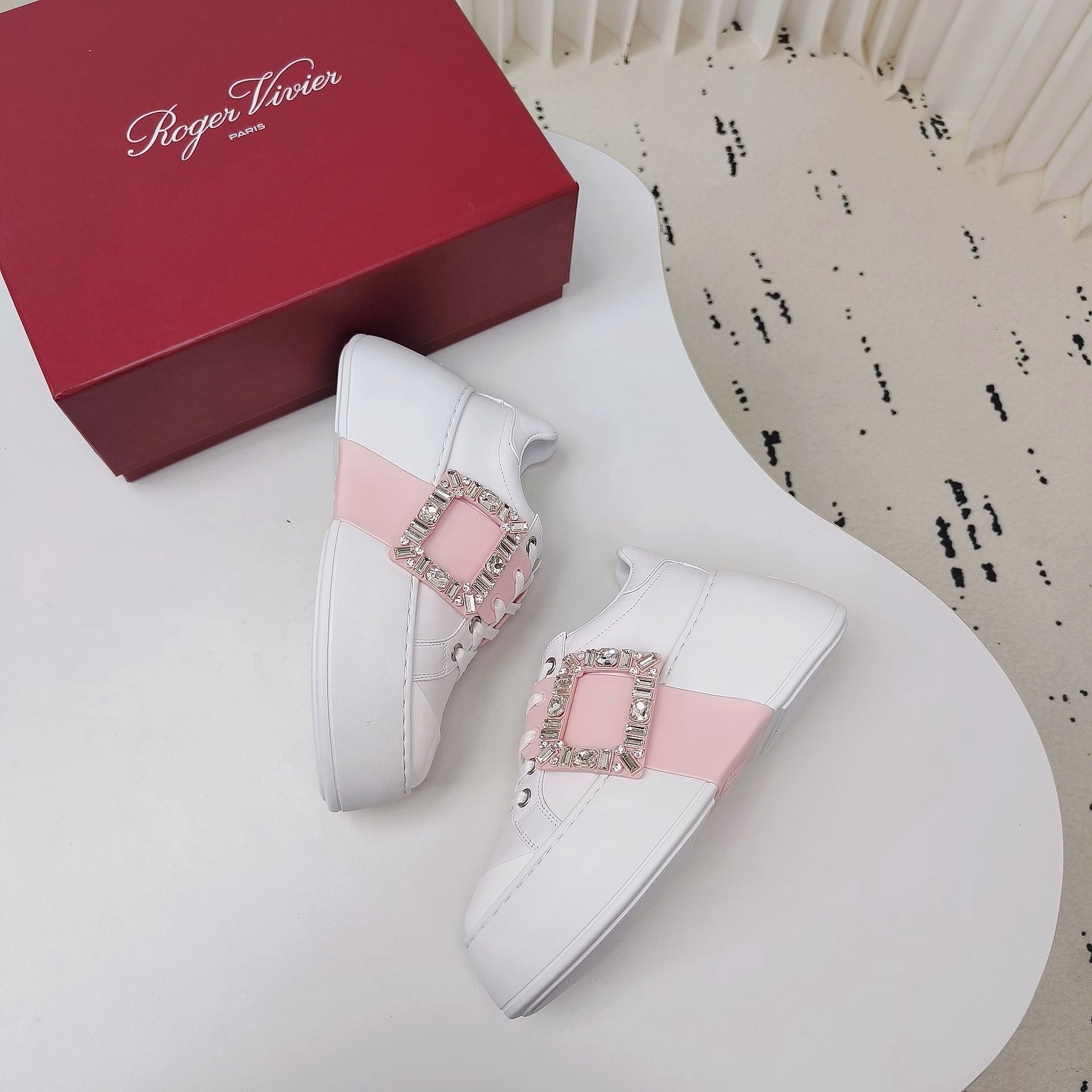 Roger vivier's casual diamond-buckle height-increasing white sneakers are hereEveryone JUST WAIT for a HIT 😍 Original MOLD 😛 The one that comes late will never be bad 🤗Viv Skate whole leather sneakers are both casual and fashionable, with imported original Napa leather on the upper, sutured lacquer leather on the toe, and the buckles decorated with brand diamond buckles, easily adding a touch of style to the elegant urban look! Thickened outsole is a magic tool for height increase and leg slimming!
