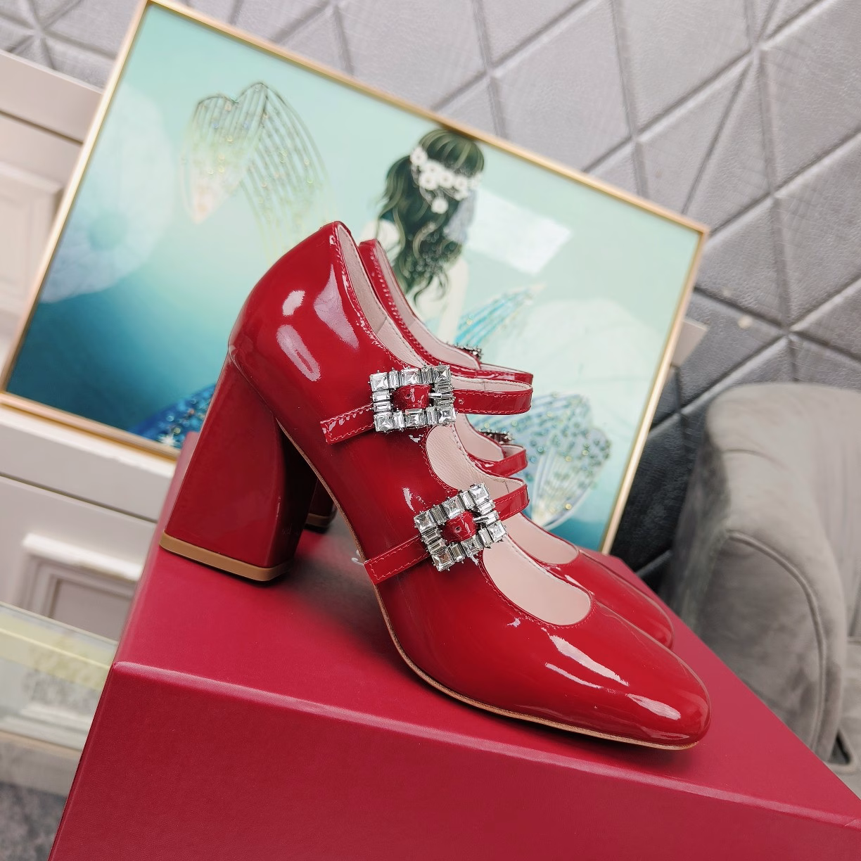 Roger Vivier Spring 2024 new single shoes with heels and diamond bucklesThis Tres Vivier Mini Babies diamond buckle patent leather ballet shoe draws inspiration from the Belle Vivier series. Tres Vivier has become the latest fashion icon with its novel design. This ballet shoe is made of shiny patent leather, with two buckles on the upper decorated with small sparkling diamond buckles. The geometric heel incorporates elements of the 1960s, presenting a refined, elegant yet comfortable look