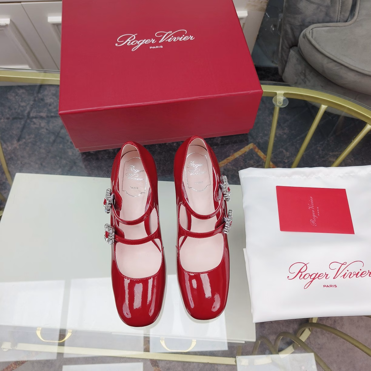 Roger Vivier Spring 2024 new single shoes with heels and diamond bucklesThis Tres Vivier Mini Babies diamond buckle patent leather ballet shoe draws inspiration from the Belle Vivier series. Tres Vivier has become the latest fashion icon with its novel design. This ballet shoe is made of shiny patent leather, with two buckles on the upper decorated with small sparkling diamond buckles. The geometric heel incorporates elements of the 1960s, presenting a refined, elegant yet comfortable look
