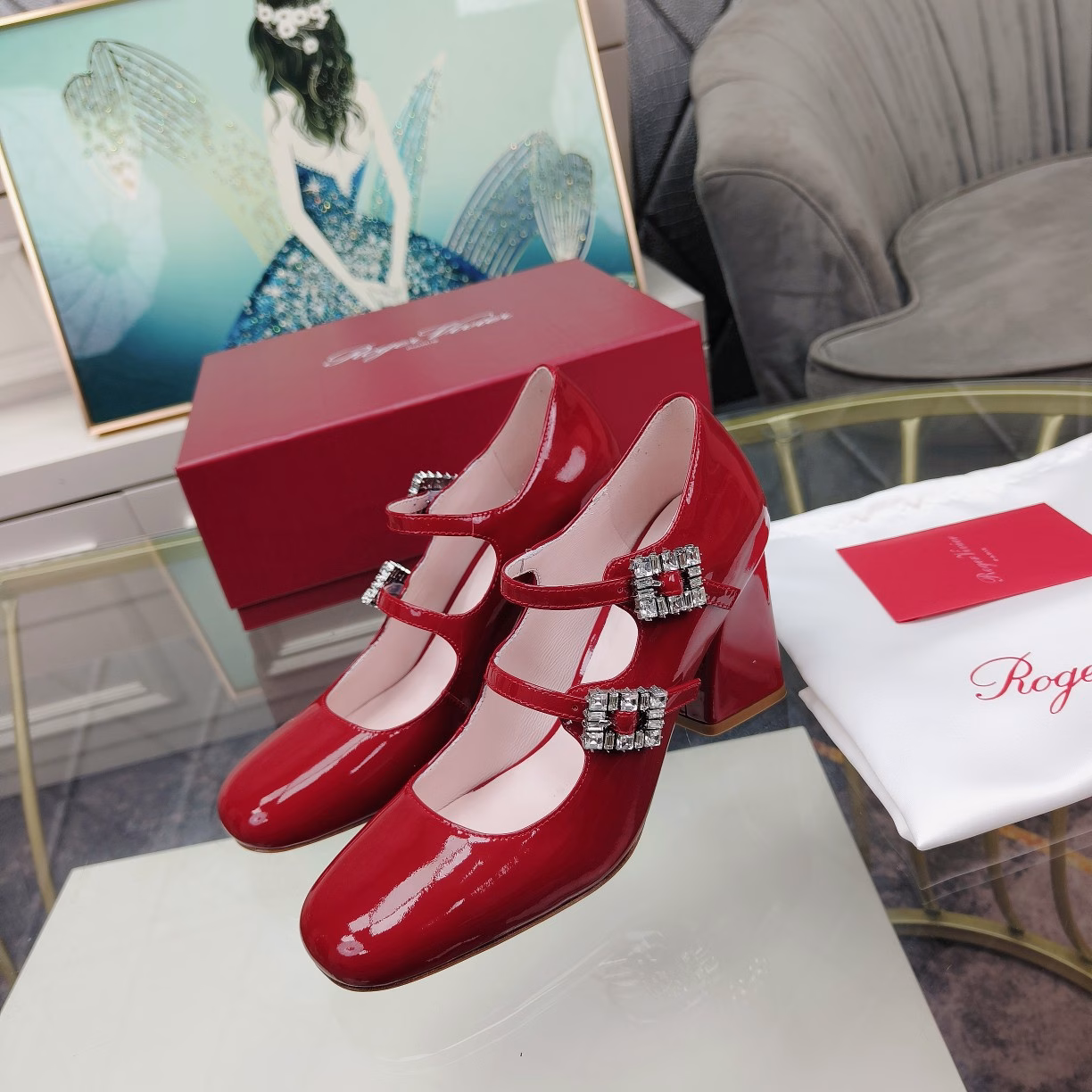 Roger Vivier Spring 2024 new single shoes with heels and diamond bucklesThis Tres Vivier Mini Babies diamond buckle patent leather ballet shoe draws inspiration from the Belle Vivier series. Tres Vivier has become the latest fashion icon with its novel design. This ballet shoe is made of shiny patent leather, with two buckles on the upper decorated with small sparkling diamond buckles. The geometric heel incorporates elements of the 1960s, presenting a refined, elegant yet comfortable look