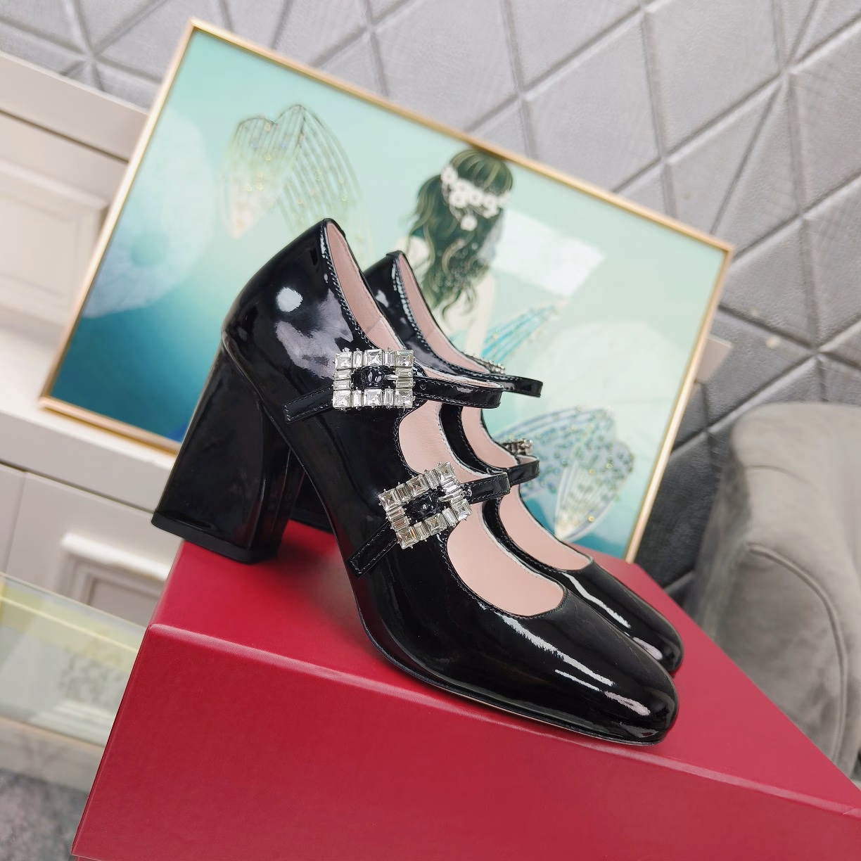 Roger Vivier Spring 2024 new single shoes with heels and diamond bucklesThis Tres Vivier Mini Babies diamond buckle patent leather ballet shoe draws inspiration from the Belle Vivier series. Tres Vivier has become the latest fashion icon with its novel design. This ballet shoe is made of shiny patent leather, with two buckles on the upper decorated with small sparkling diamond buckles. The geometric heel incorporates elements of the 1960s, presenting a refined, elegant yet comfortable look