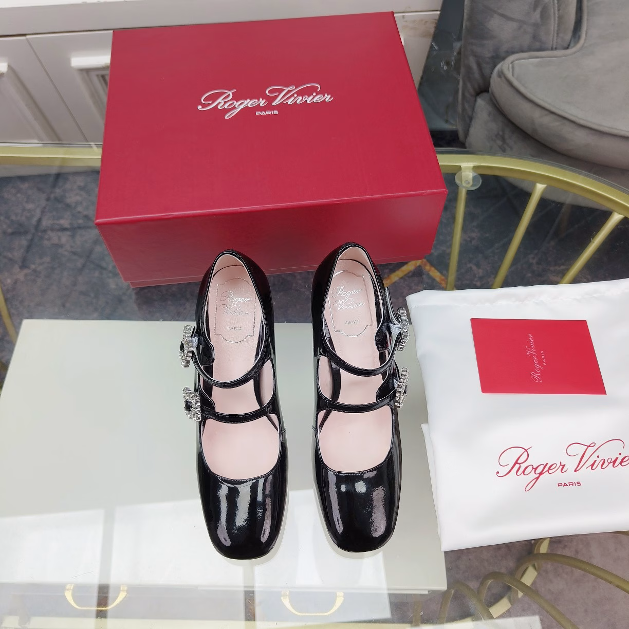 Roger Vivier Spring 2024 new single shoes with heels and diamond bucklesThis Tres Vivier Mini Babies diamond buckle patent leather ballet shoe draws inspiration from the Belle Vivier series. Tres Vivier has become the latest fashion icon with its novel design. This ballet shoe is made of shiny patent leather, with two buckles on the upper decorated with small sparkling diamond buckles. The geometric heel incorporates elements of the 1960s, presenting a refined, elegant yet comfortable look