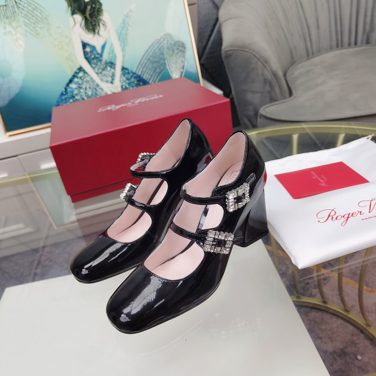 Roger Vivier Spring 2024 new single shoes with heels and diamond bucklesThis Tres Vivier Mini Babies diamond buckle patent leather ballet shoe draws inspiration from the Belle Vivier series. Tres Vivier has become the latest fashion icon with its novel design. This ballet shoe is made of shiny patent leather, with two buckles on the upper decorated with small sparkling diamond buckles. The geometric heel incorporates elements of the 1960s, presenting a refined, elegant yet comfortable look